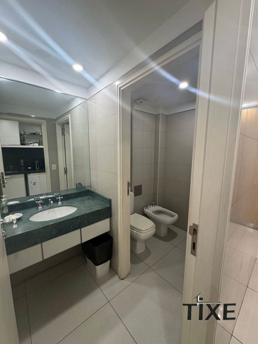 Reconquista y Av. Corrientes. Impecable Oficina 170 m2 al frente. Cochera. - 21