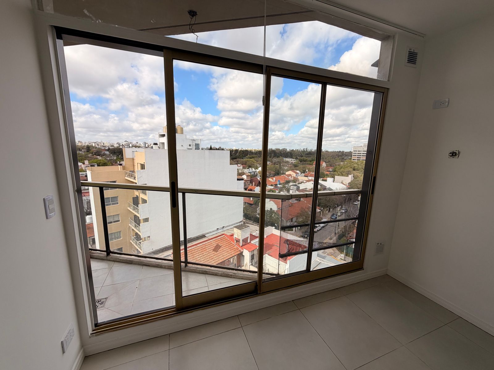 Saavedra. Excelente unidad piso alto con vistas, balcón y full amenities. Bajas expensas. — foto 9