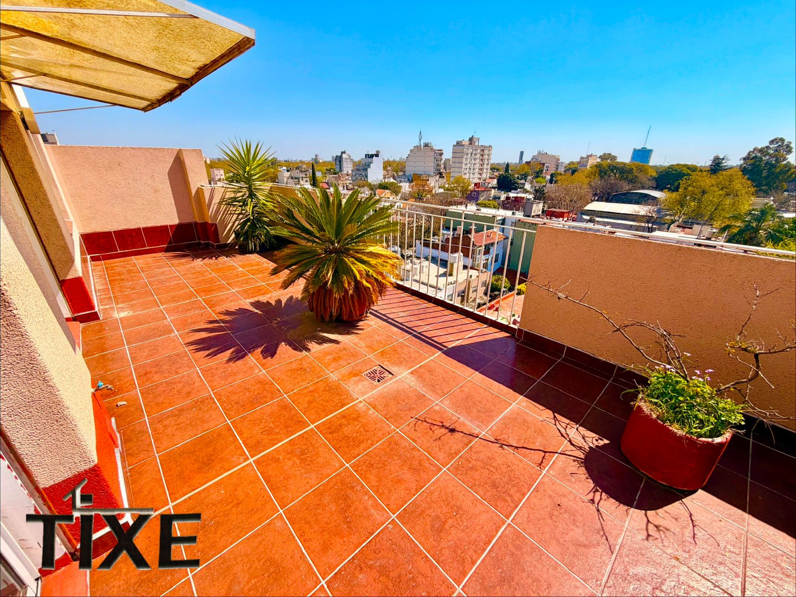 Oportunidad. Piso entero de 154 m², 5 ambientes, terraza propia y orientación norte.