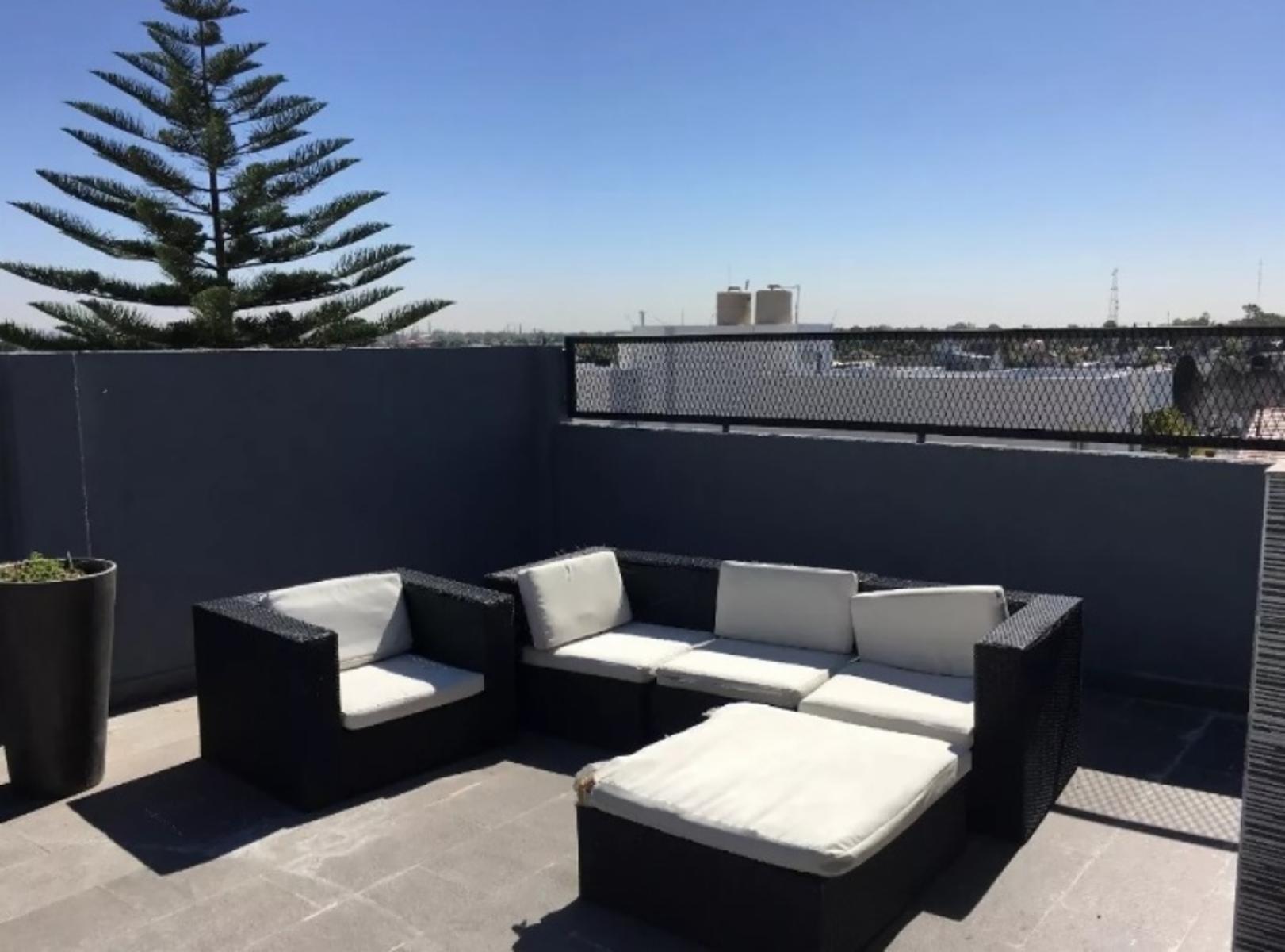 Departamento de 4 ambientes en 2 plantas con cochera