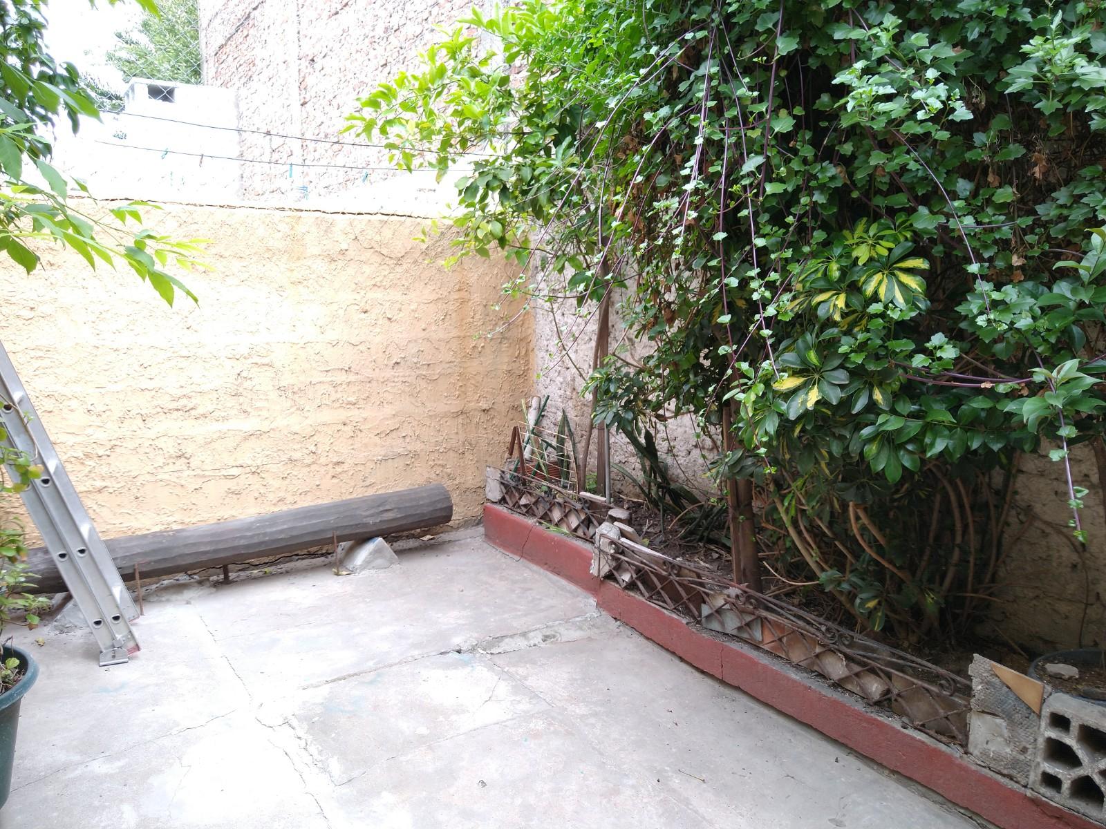 CASA de 3 ambientes CON JARDIN