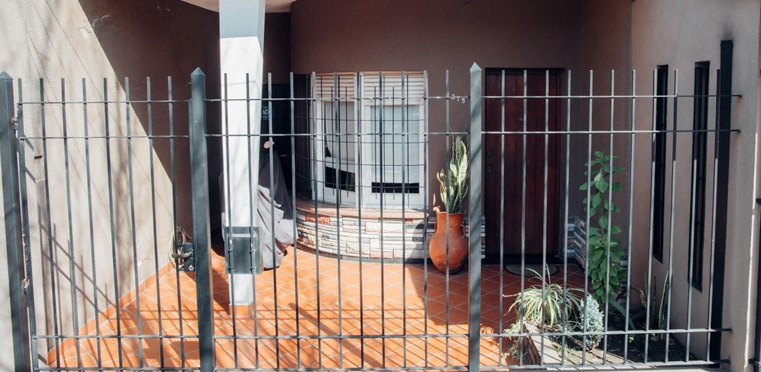 Excelente casa 4 ambientes cochera y fondo libre zona Gerli — foto 2