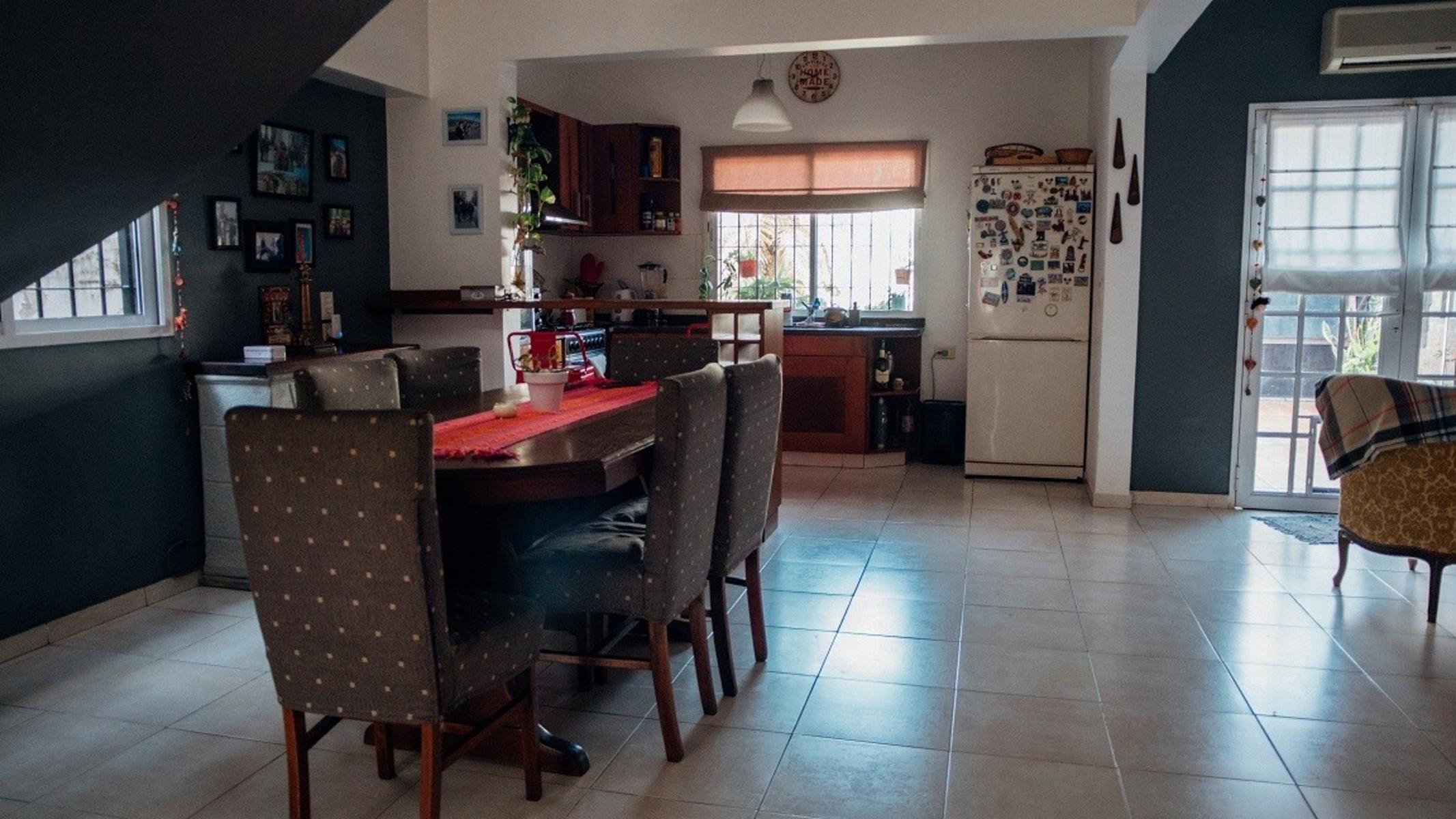 Excelente casa 4 ambientes cochera y fondo libre zona Gerli — foto 4