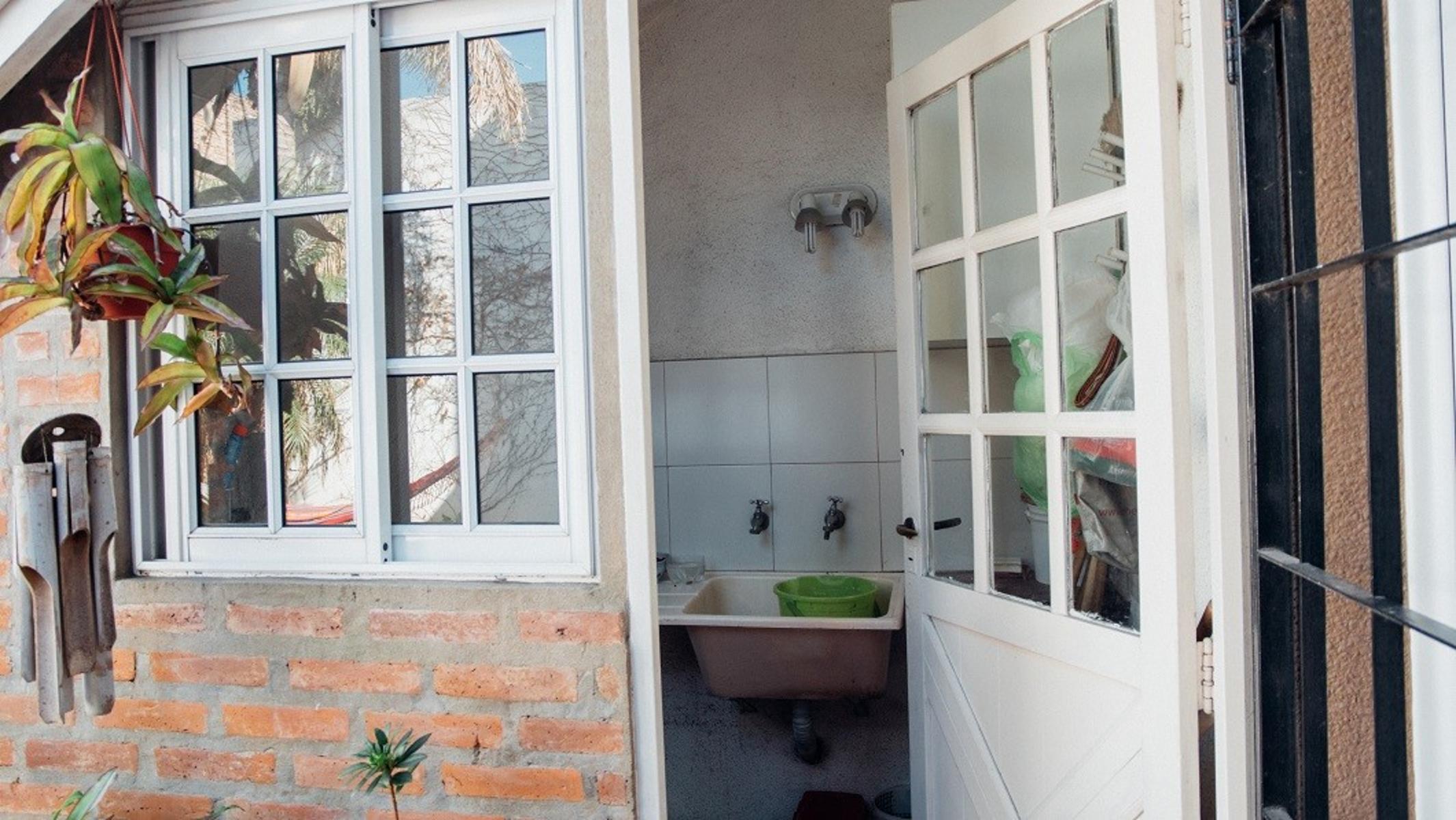 Excelente casa 4 ambientes cochera y fondo libre zona Gerli — foto 8