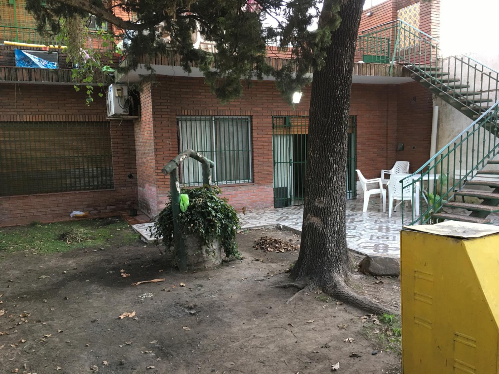 VENTA - VILLA MADERO - CASA MULTIFAMILIAR - CONSTRUIDA SOBRE LOTE 10 x 63 APROX. - SALIDA A DOS CALLES - PISCINA — foto 3