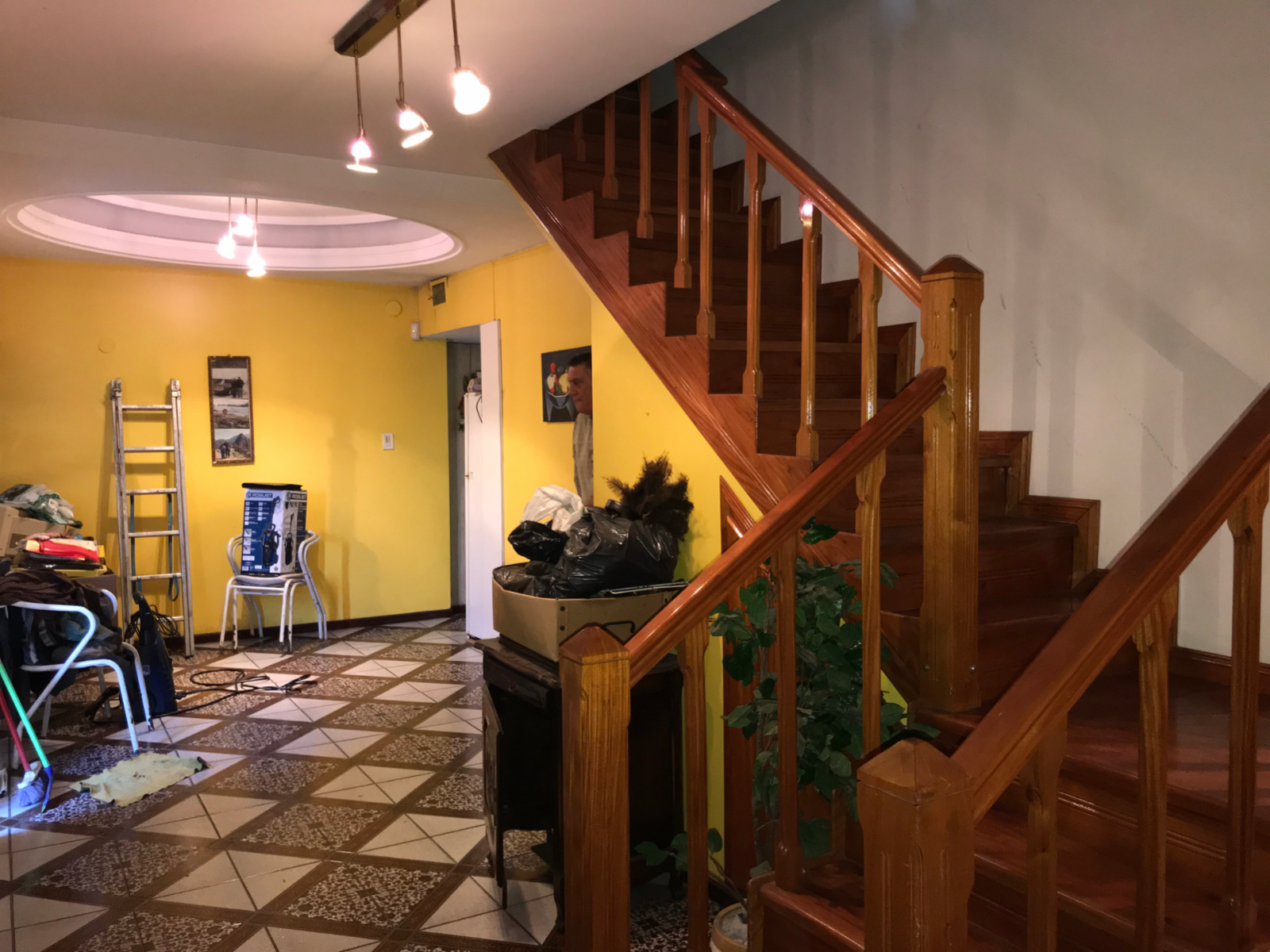 VENTA - CIUDAD EVITA - CASA DE 7 AMBIENTES EN DOS PLANTAS - CONSTRUIDA SOBRE LOTE EN ESQUINA - APTA CREDITO BANCARIO
