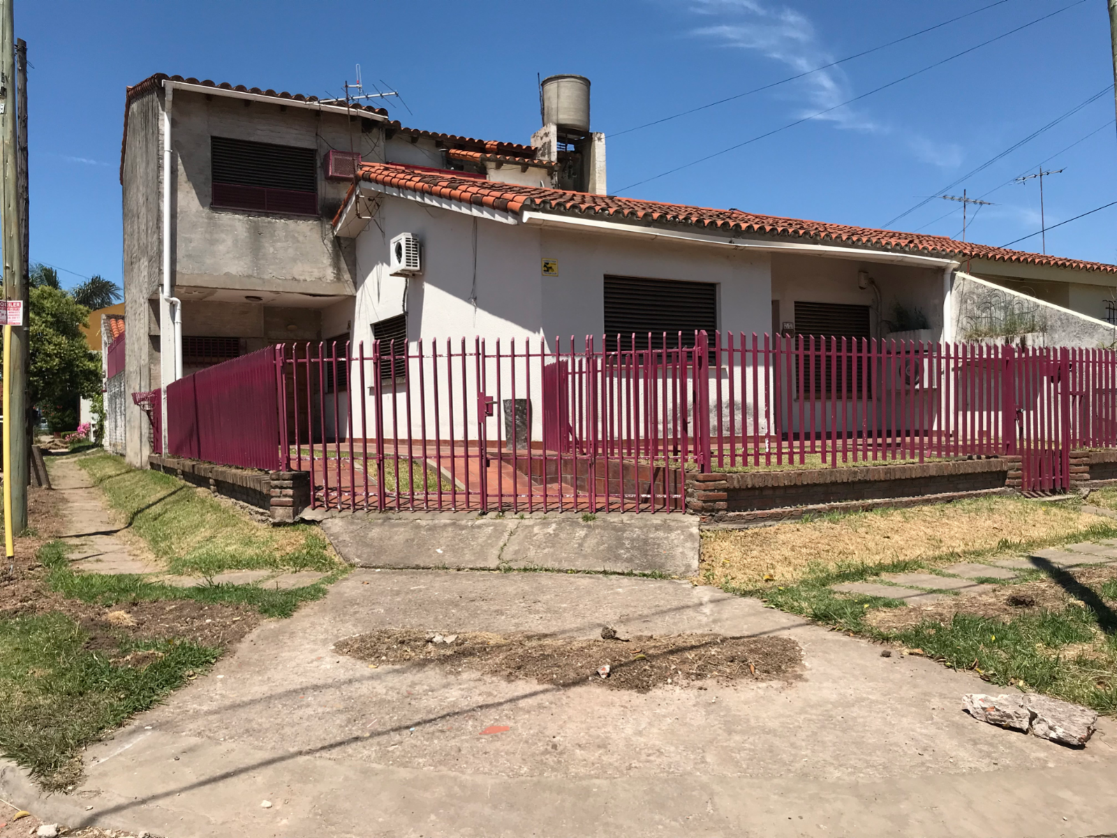 VENTA - CIUDAD EVITA - CASA DE 7 AMBIENTES EN DOS PLANTAS - CONSTRUIDA SOBRE LOTE EN ESQUINA - APTA CREDITO BANCARIO — foto 2