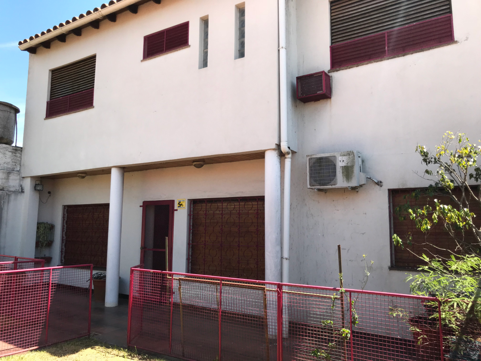VENTA - CIUDAD EVITA - CASA DE 7 AMBIENTES EN DOS PLANTAS - CONSTRUIDA SOBRE LOTE EN ESQUINA - APTA CREDITO BANCARIO — foto 3