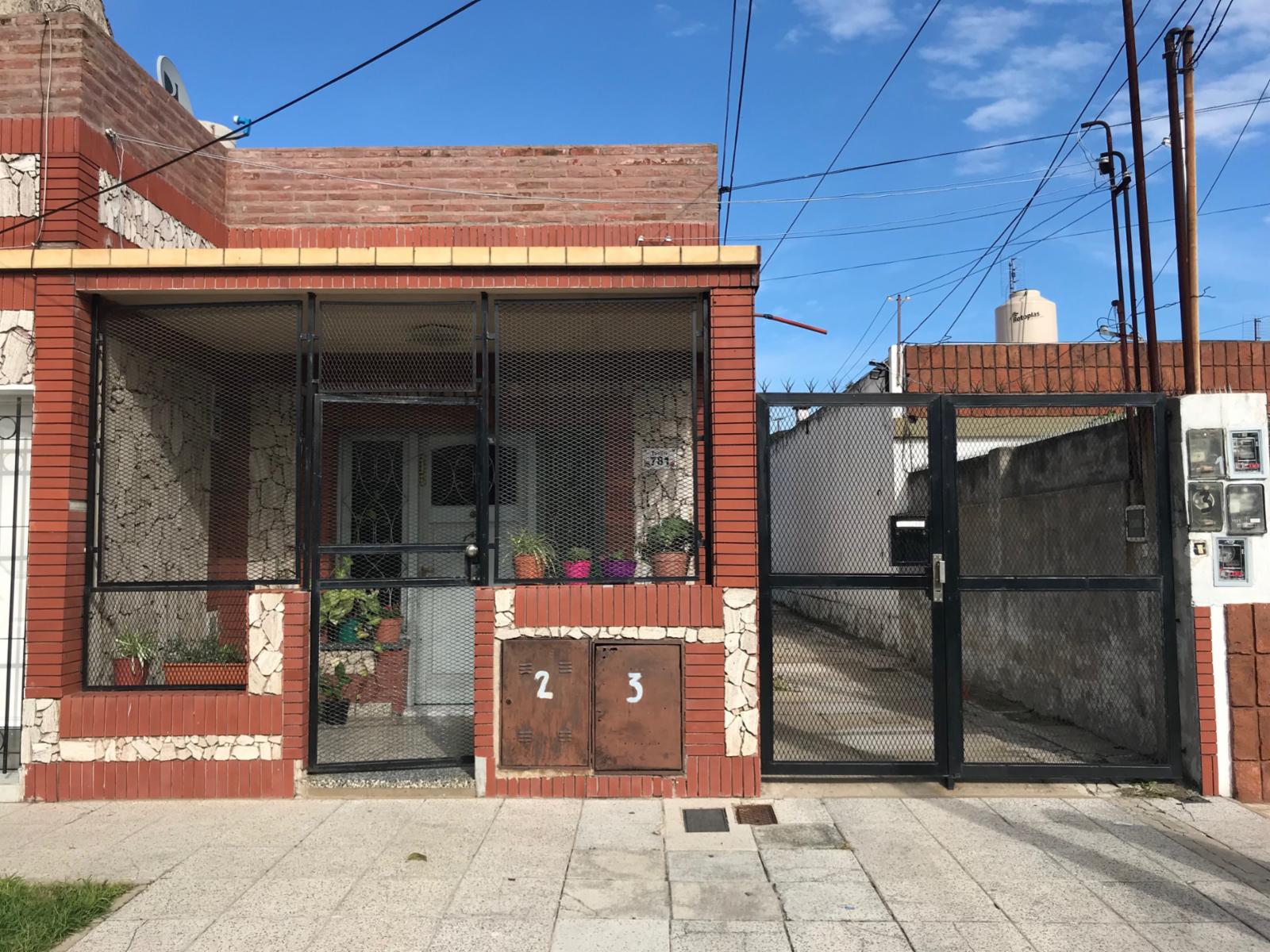 VENTA - LA TABLADA - PH 2 AMBIENTES AL FRENTE CON GARAJE y TERRAZA - APTO CREDITO BANCARIO