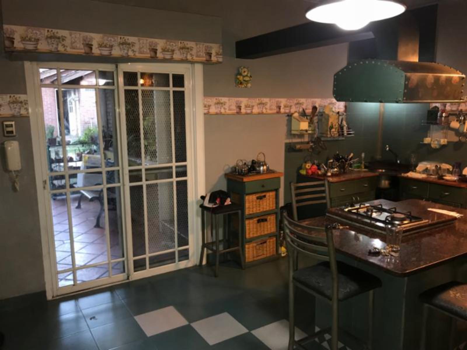 VENTA - VILLA MADERO - CASA DE 5 AMBIENTES CON QUINCHO y GARAJE PASANTE — foto 3
