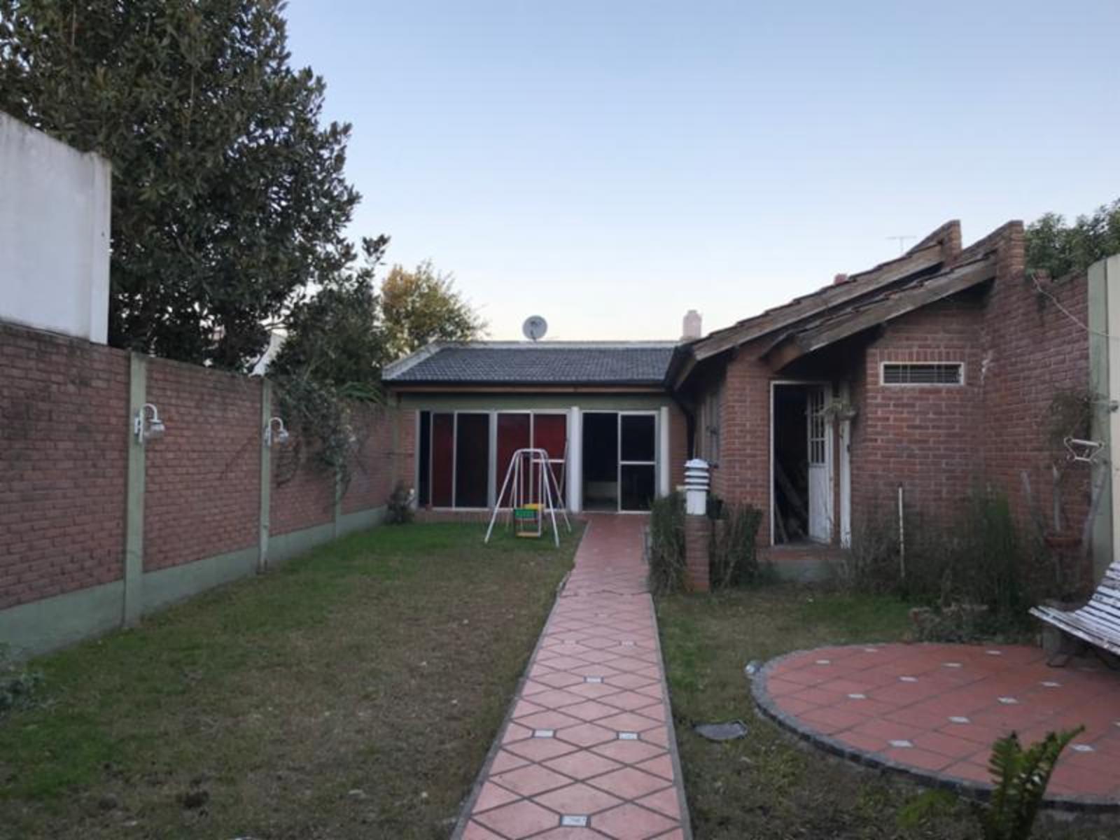 VENTA - VILLA MADERO - CASA DE 5 AMBIENTES CON QUINCHO y GARAJE PASANTE — foto 11