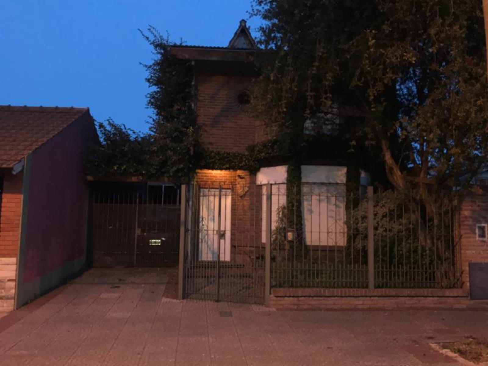 VENTA - VILLA MADERO - CASA DE 5 AMBIENTES CON QUINCHO y GARAJE PASANTE — foto 15