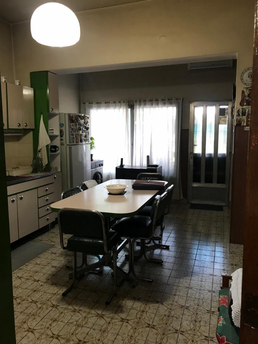 VENTA - CASA - VILLA MADERO - 3 AMBIENTES CON GARAJE , QUINCHO CON PARRILLA y BAÑO - FONDO LIBRE - SOBRE LOTE DE 8.66 x 43.30 — foto 3
