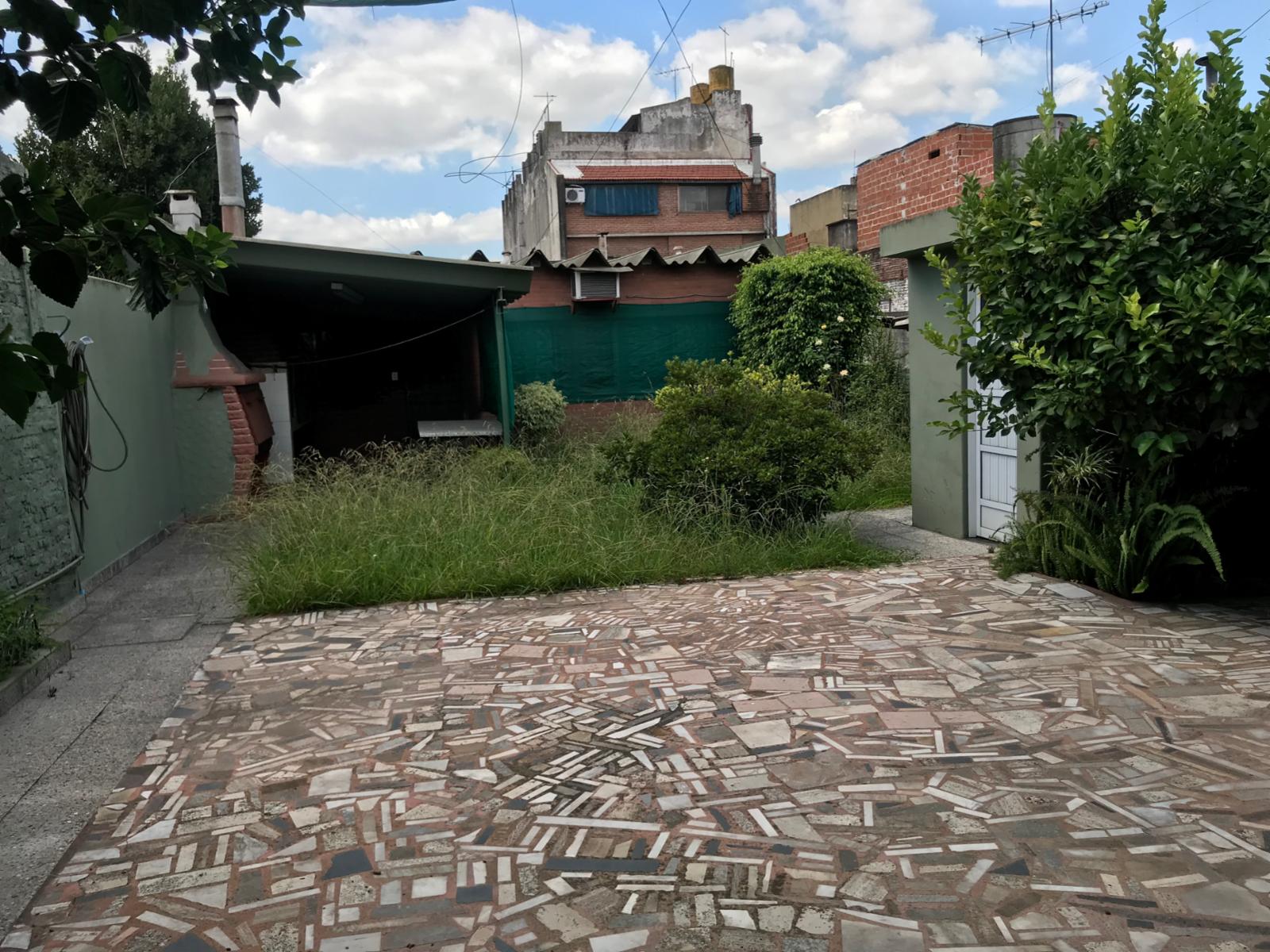 VENTA - CASA - VILLA MADERO - 3 AMBIENTES CON GARAJE , QUINCHO CON PARRILLA y BAÑO - FONDO LIBRE - SOBRE LOTE DE 8.66 x 43.30 — foto 7