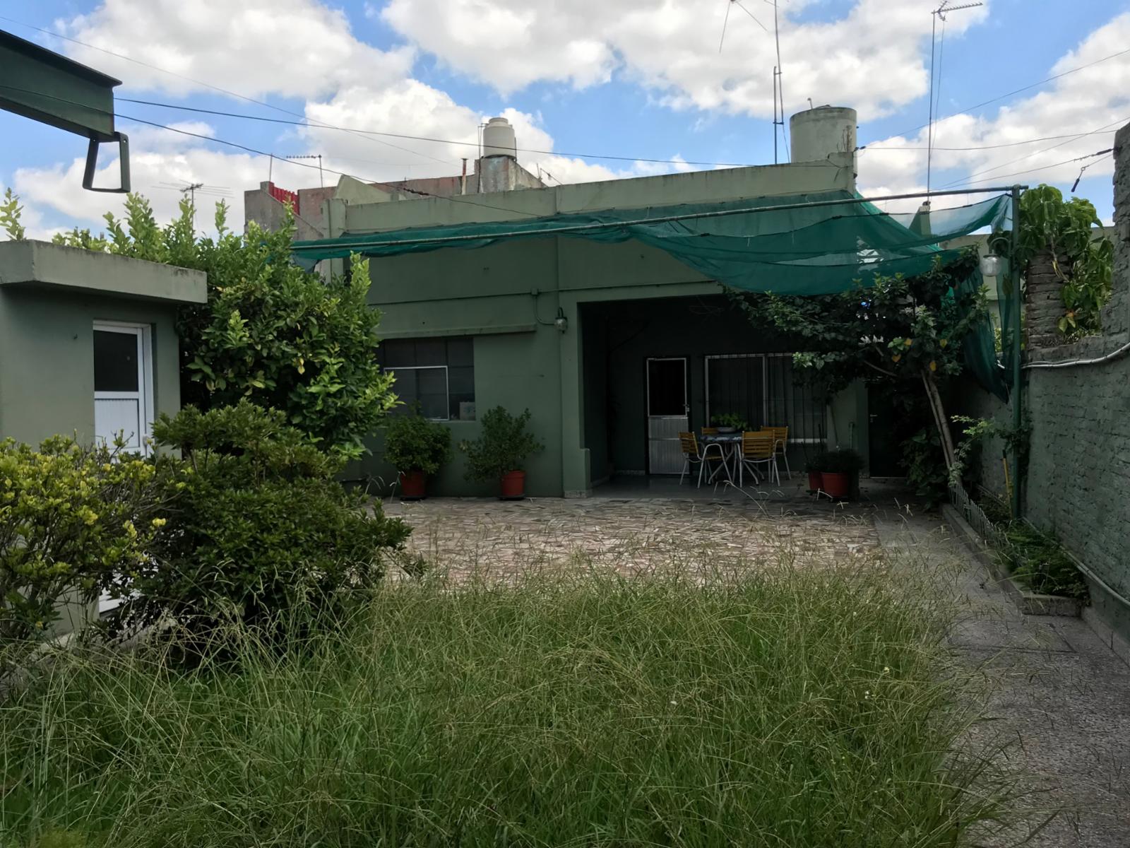 VENTA - CASA - VILLA MADERO - 3 AMBIENTES CON GARAJE , QUINCHO CON PARRILLA y BAÑO - FONDO LIBRE - SOBRE LOTE DE 8.66 x 43.30 — foto 8
