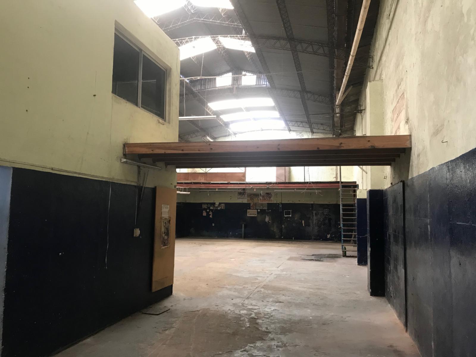 ALQUILER - LOMAS DEL MIRADOR - GALPON CON OFICINAS - UN PLANTA - 4