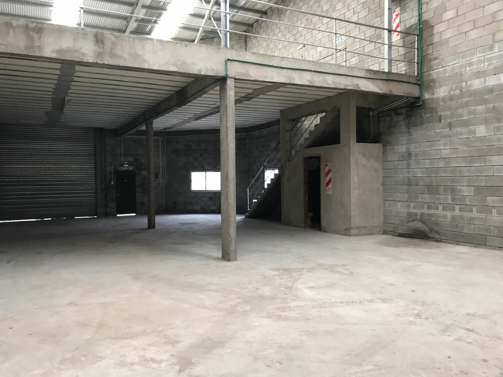 ALQUILER - LA TABLADA - GALPON 320M2 - ZONIFICACION M.I. - 3