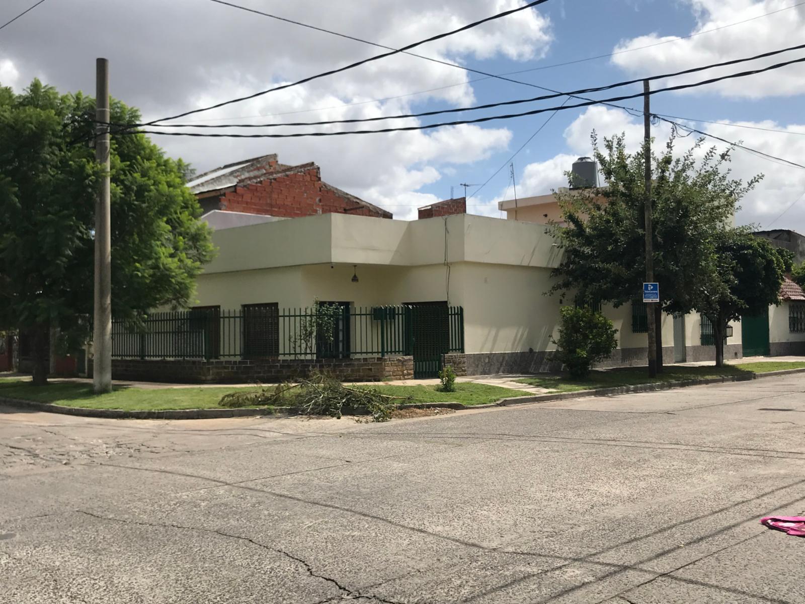 VENTA - CASA AMPLIA - LA TABLADA - SOBRE LOTE 10 x 30 EN ESQUINA