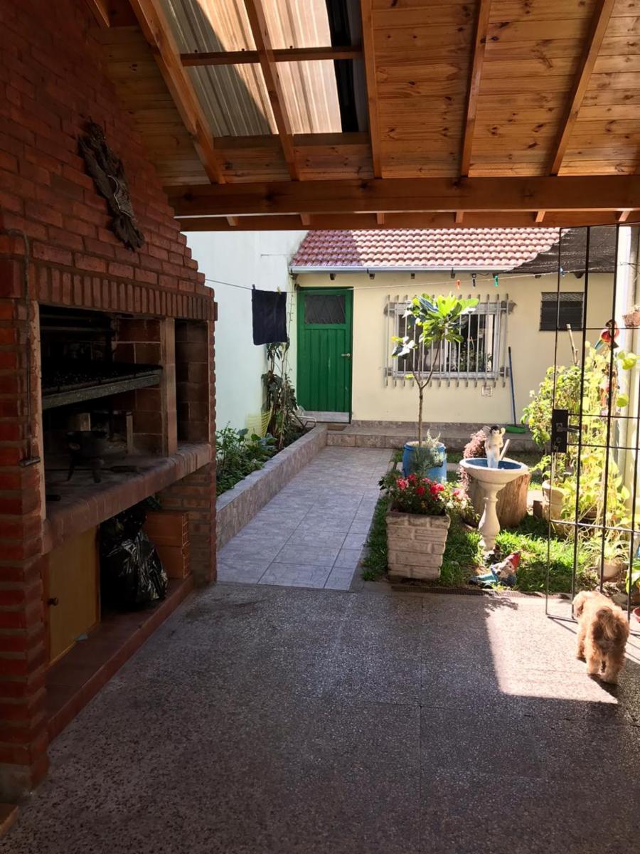 VENTA - CASA AMPLIA - LA TABLADA - SOBRE LOTE 10 x 30 EN ESQUINA — foto 2