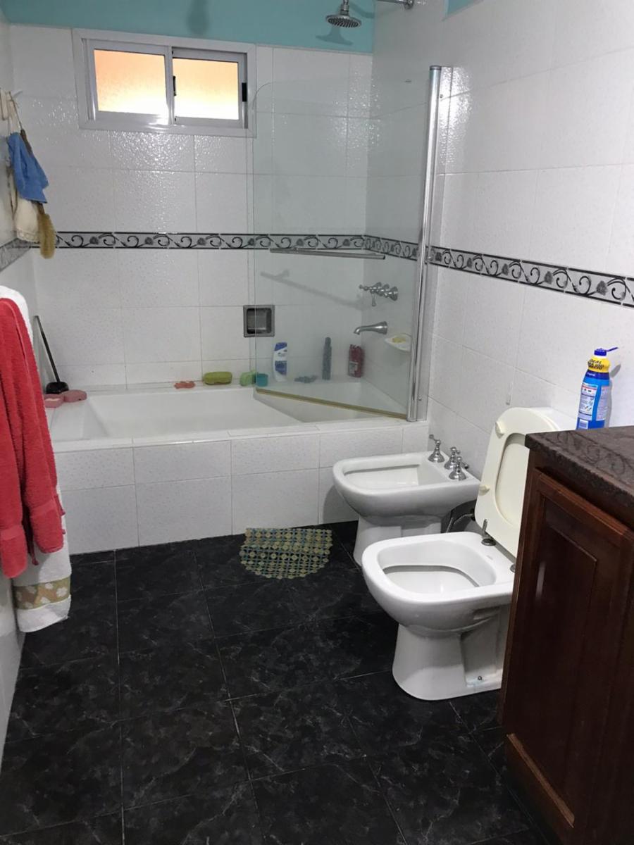 VENTA - CASA AMPLIA - LA TABLADA - SOBRE LOTE 10 x 30 EN ESQUINA — foto 7