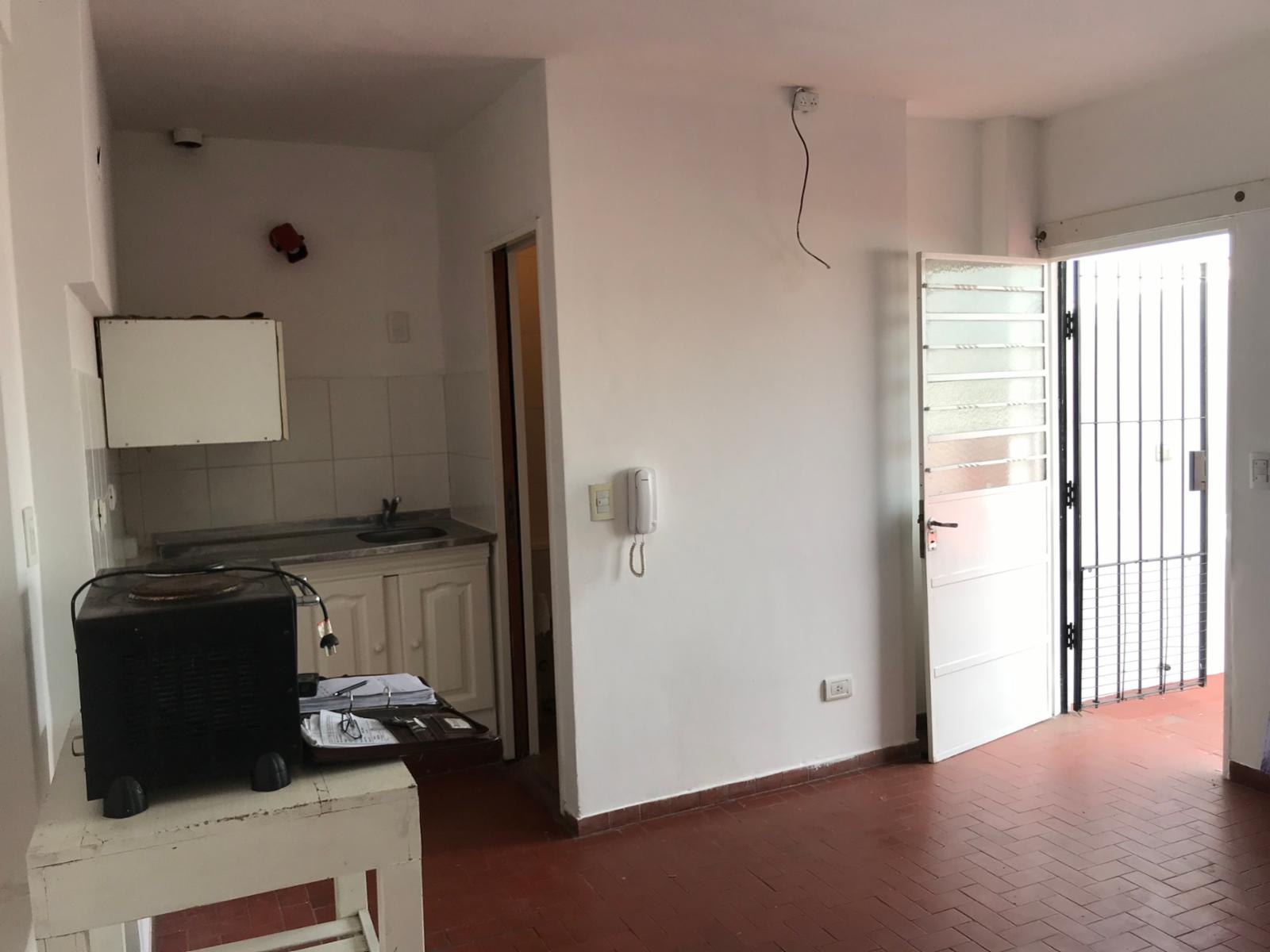 ALQUILER - DEPARTAMENTO 1 AMBIENTE CON PATIO - 2 PISO POR ESCALERA - SIN EXPENSAS - SOBRE AVDA. CROVARA - 1