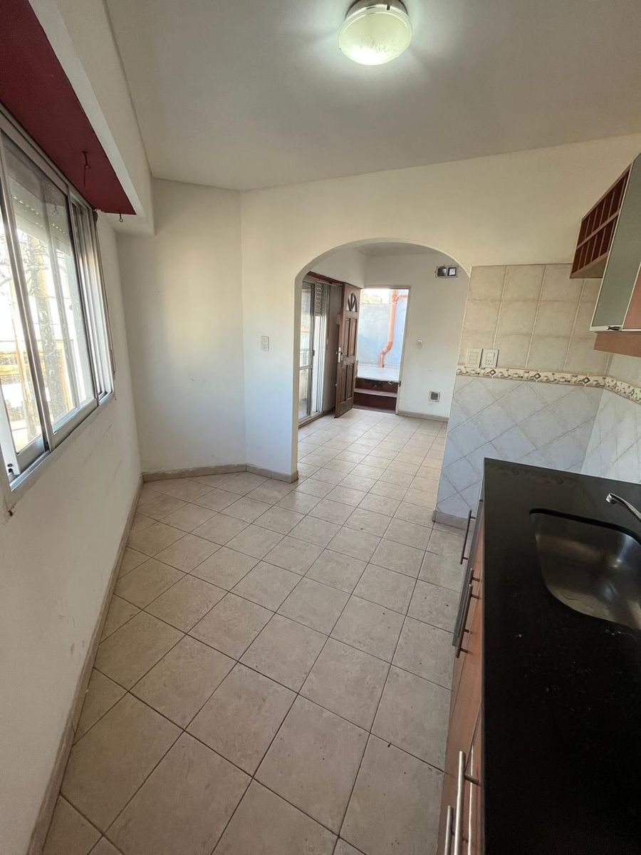 ALQUILER - VILLA MADERO - DEPARTAMENTO DE 3 AMBIENTES CON PATIO - 1°PISOPOR ESCALERA - 6