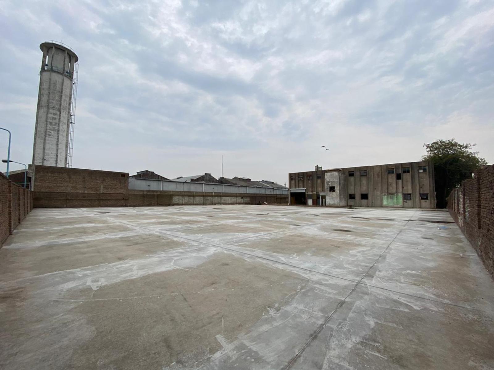 ALQUILER o VENTA - LA TABLADA - FRACCIÓN INDUSTRIAL 5000 m2 MAS GALPÓN EN DOS PLANTAS DE 2400 m2 CUBIERTOS APROXIMADAMENTE - PLAYON DE ESTACIONAMIENTO. - 5
