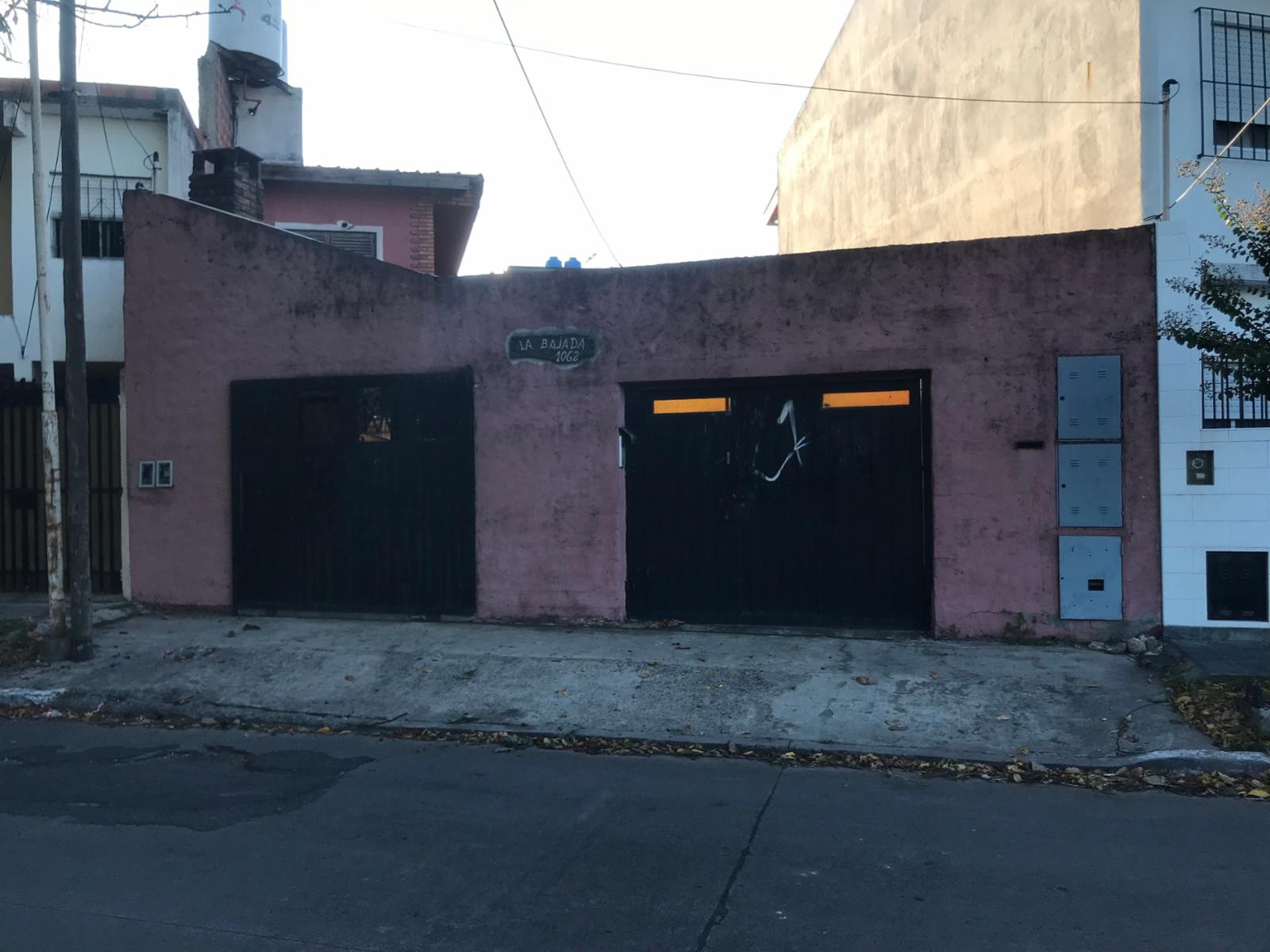 VENTA - CASA MULTIFAMILIAR - LOTE CON SALIDA A DOS CALLES - IDEAL 3 FAMILIAS — foto 2