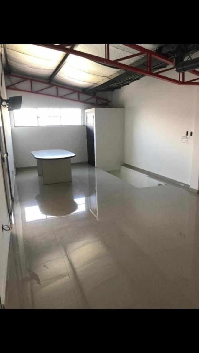 ALQUILER - EXCELENTE GALPON CON OFICNA y VESTUARIO - A METROS DE AVENIDA CROVARA - 17