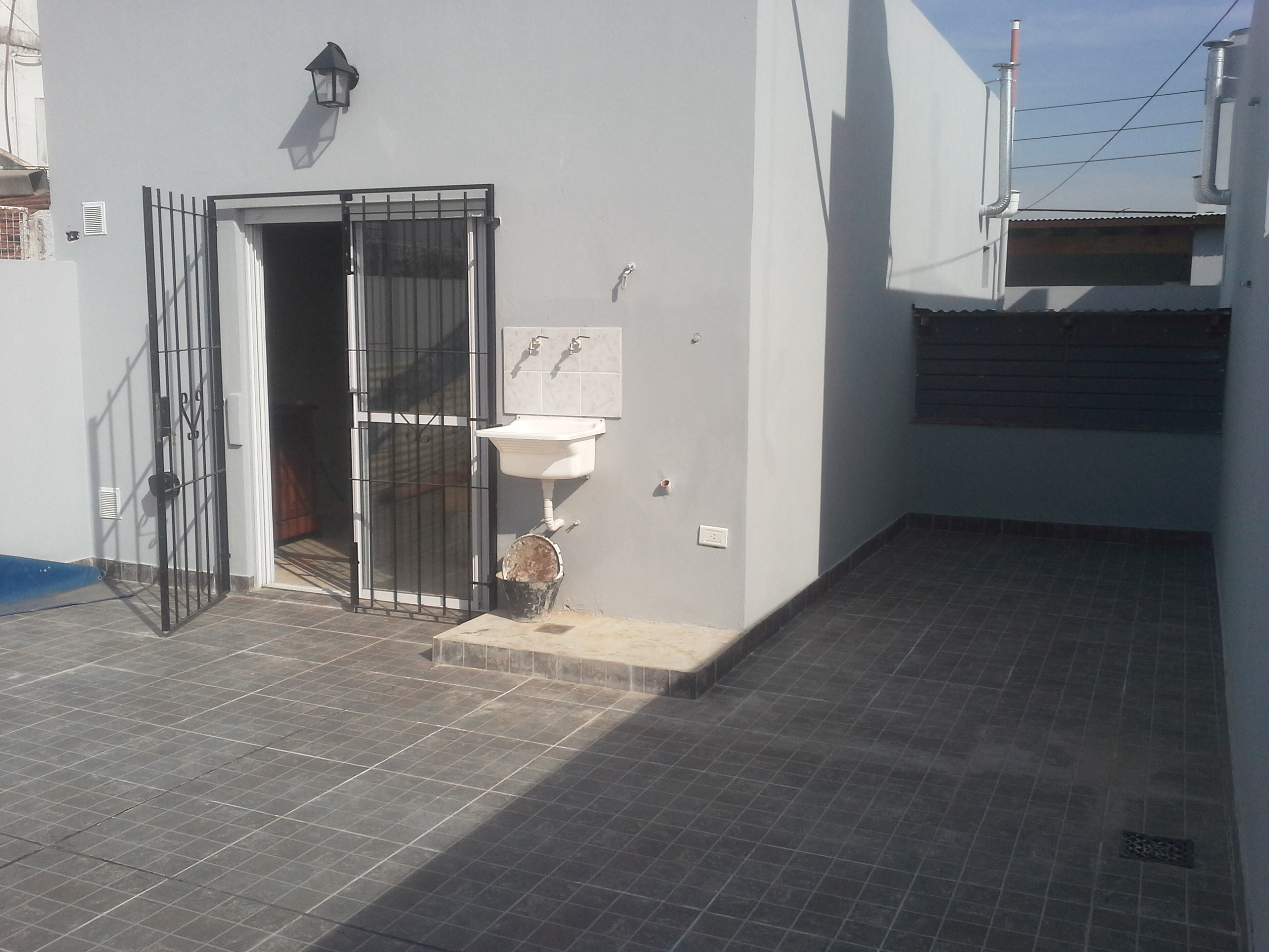 ALQUILER - RAMOS MEJIA - 1 AMBIENTE AMPLIO DIVISIBLE CON PATIO - NO PAGA EXPENSAS - 1° PISO POR ESCALERA - NO SE ACEPTAN MASCOTAS - 2