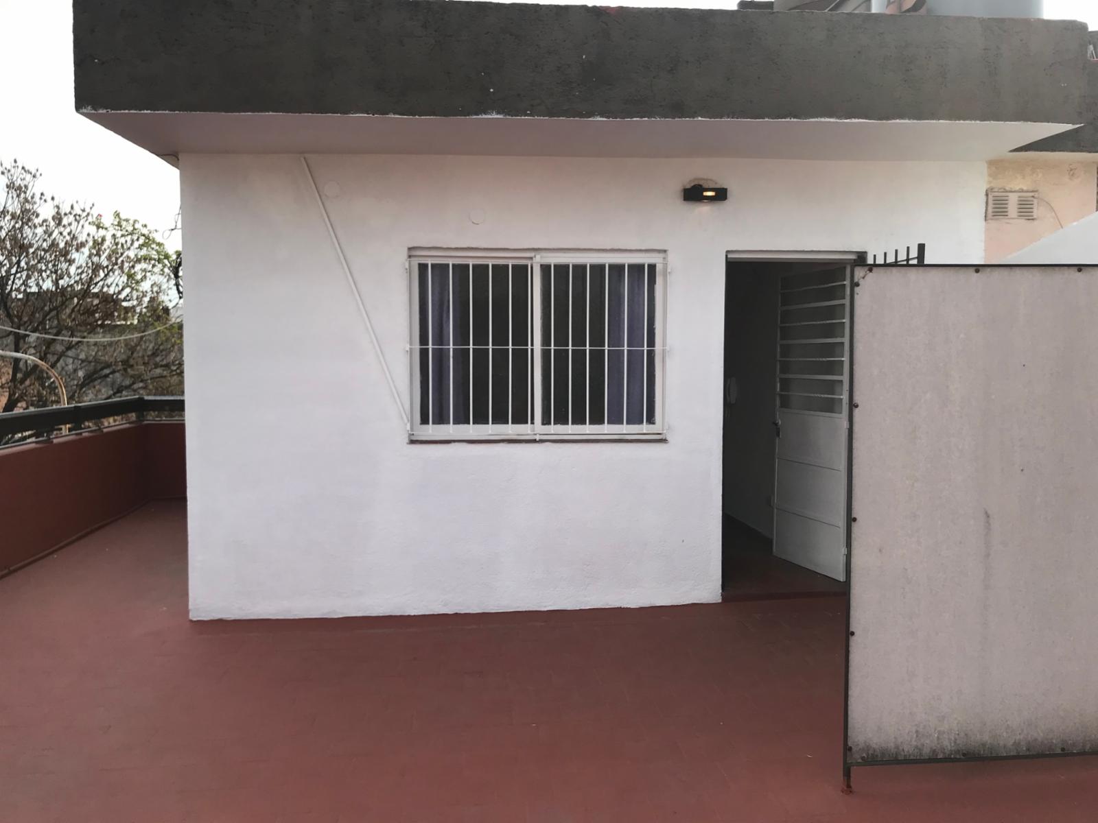 ALQUILER - DEPARTAMENTO 1 AMBIENTE CON PATIO - 2 PISO POR ESCALERA - SIN EXPENSAS - SOBRE AVDA. CROVARA - 1
