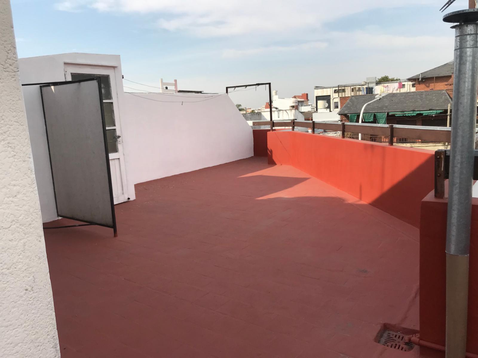 ALQUILER - DEPARTAMENTO 1 AMBIENTE CON PATIO - 2 PISO POR ESCALERA - SIN EXPENSAS - SOBRE AVDA. CROVARA - 2