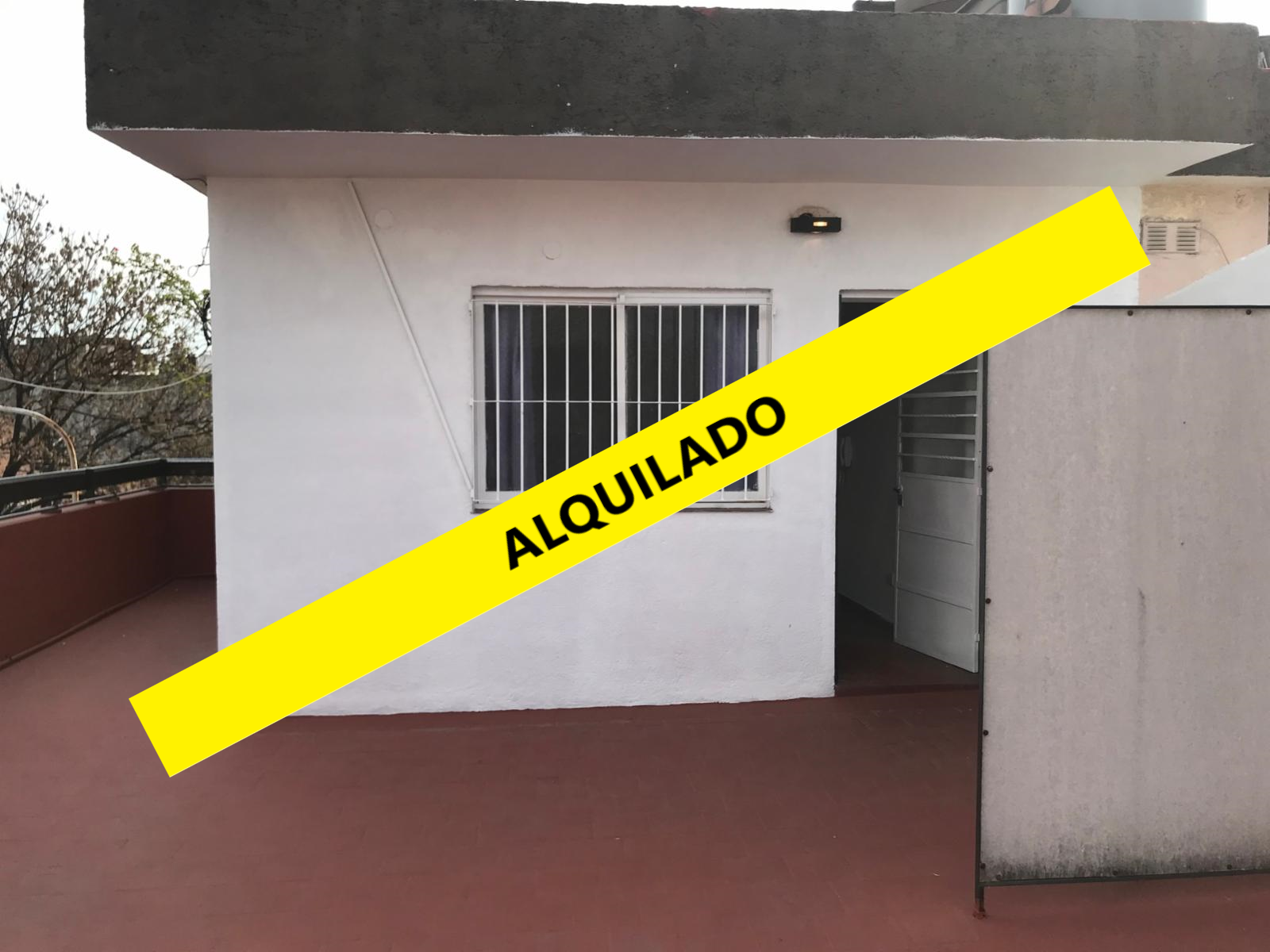 ALQUILER - DEPARTAMENTO 1 AMBIENTE CON PATIO - 2 PISO POR ESCALERA - SIN EXPENSAS - SOBRE AVDA. CROVARA - 10