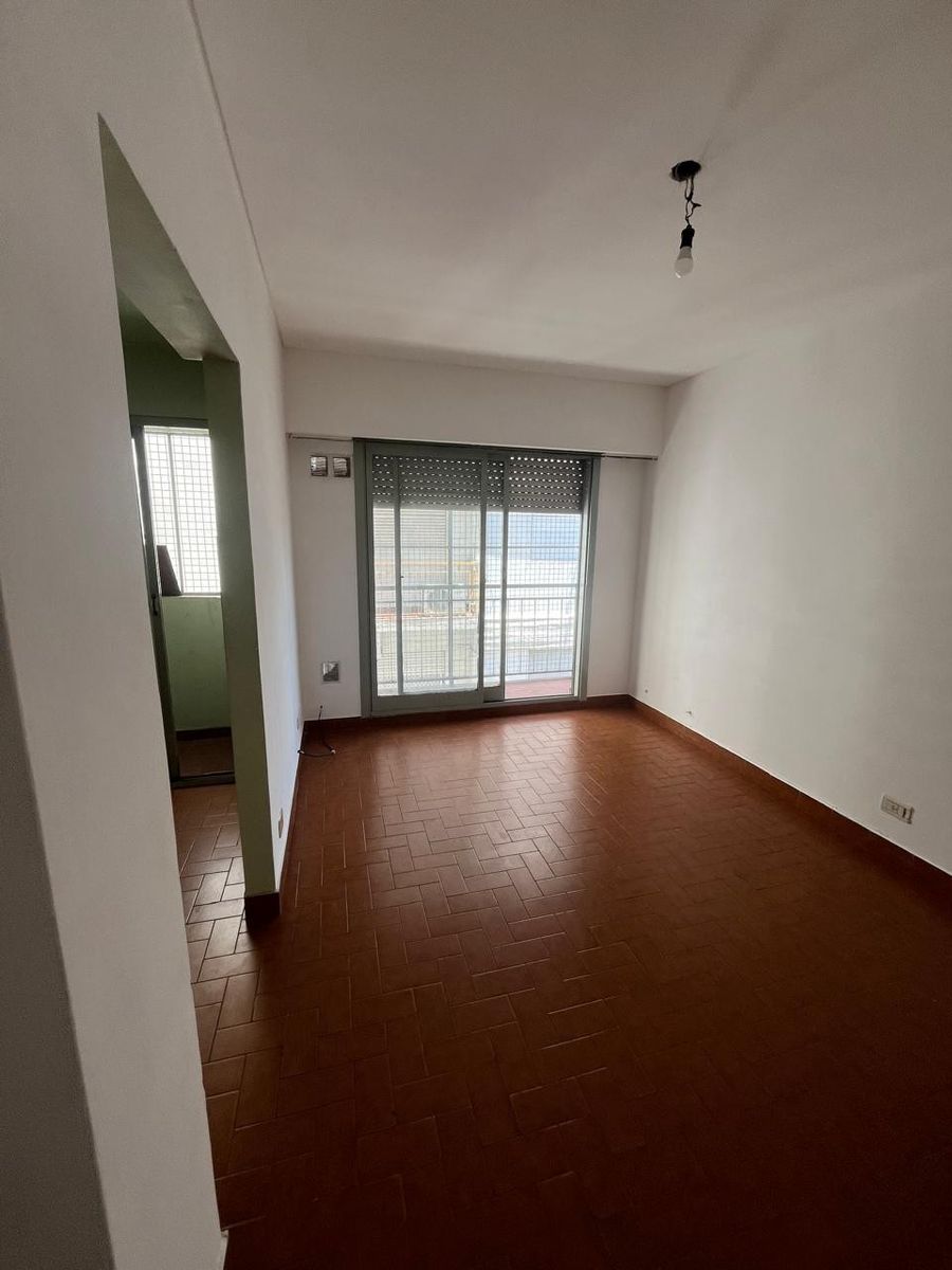 ALQUILER - APTO PROFESIONAL - DEPTO 2 AMB. C/ BALCON y LAVADERO - RAMOS MEJIA - 2