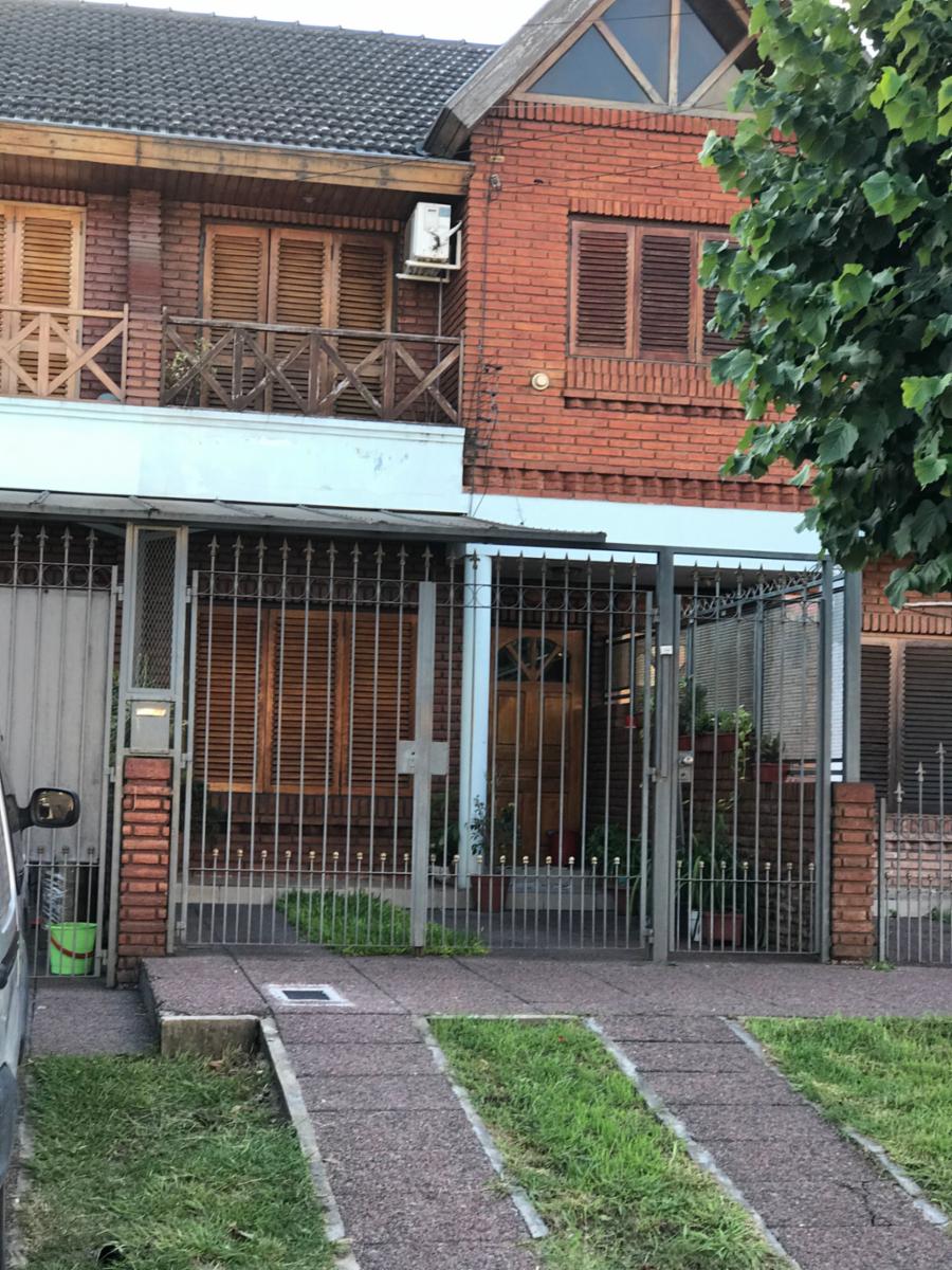 VENTA - TAPIALES - EXCELENTE DUPLEX 4 AMBIENTES CON GARAJE AL FRENTE