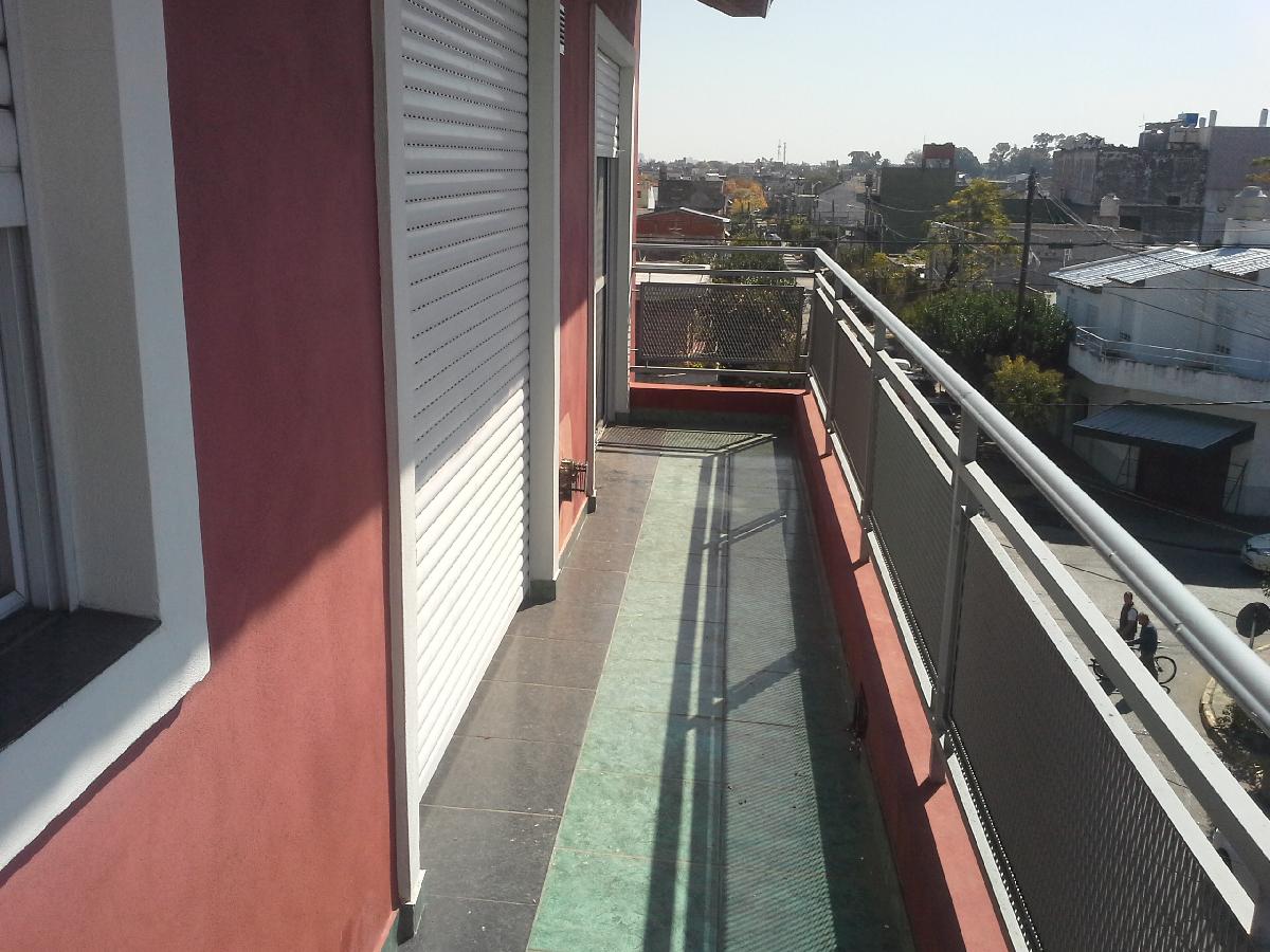 ALQUILER - DEPARTAMENTO 2 AMBIENTES - AL FRENTE CON BALCÓN Y PATIO - 2