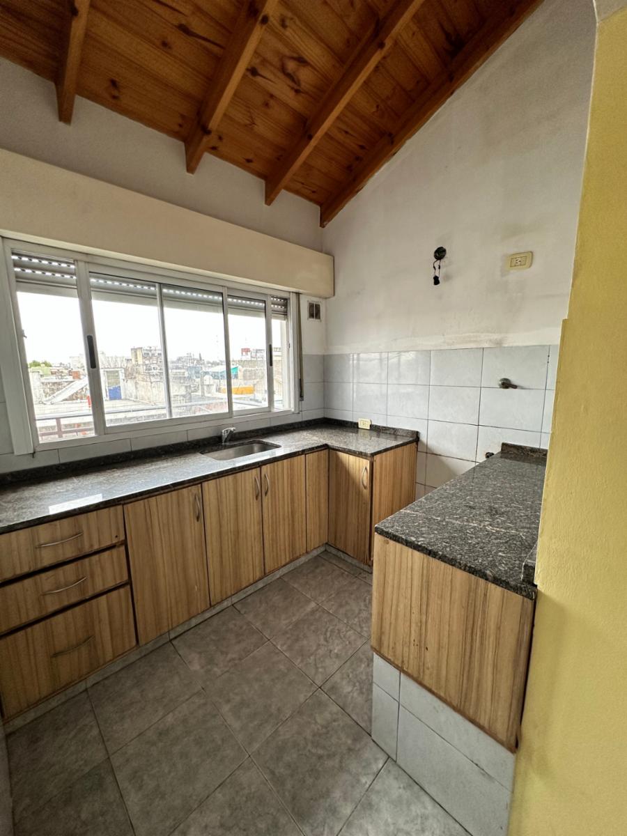 ALQUILER - DEPARTAMENTO 2 AMBIENTES - AL FRENTE CON BALCÓN Y PATIO - 4