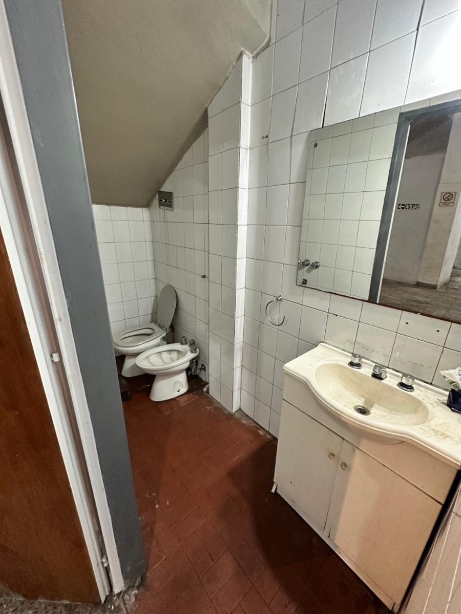 ALQUILER - GALPON 240 m2 - SOBRE AVENIDA CROVARA - ZONA M.I. - 8
