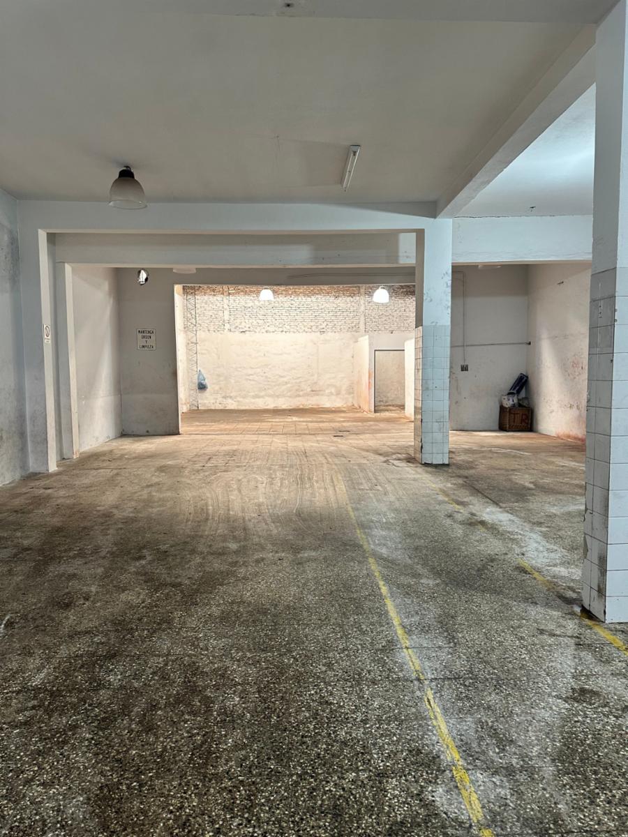 ALQUILER - GALPON 240 m2 - SOBRE AVDA. CROVARA - 3