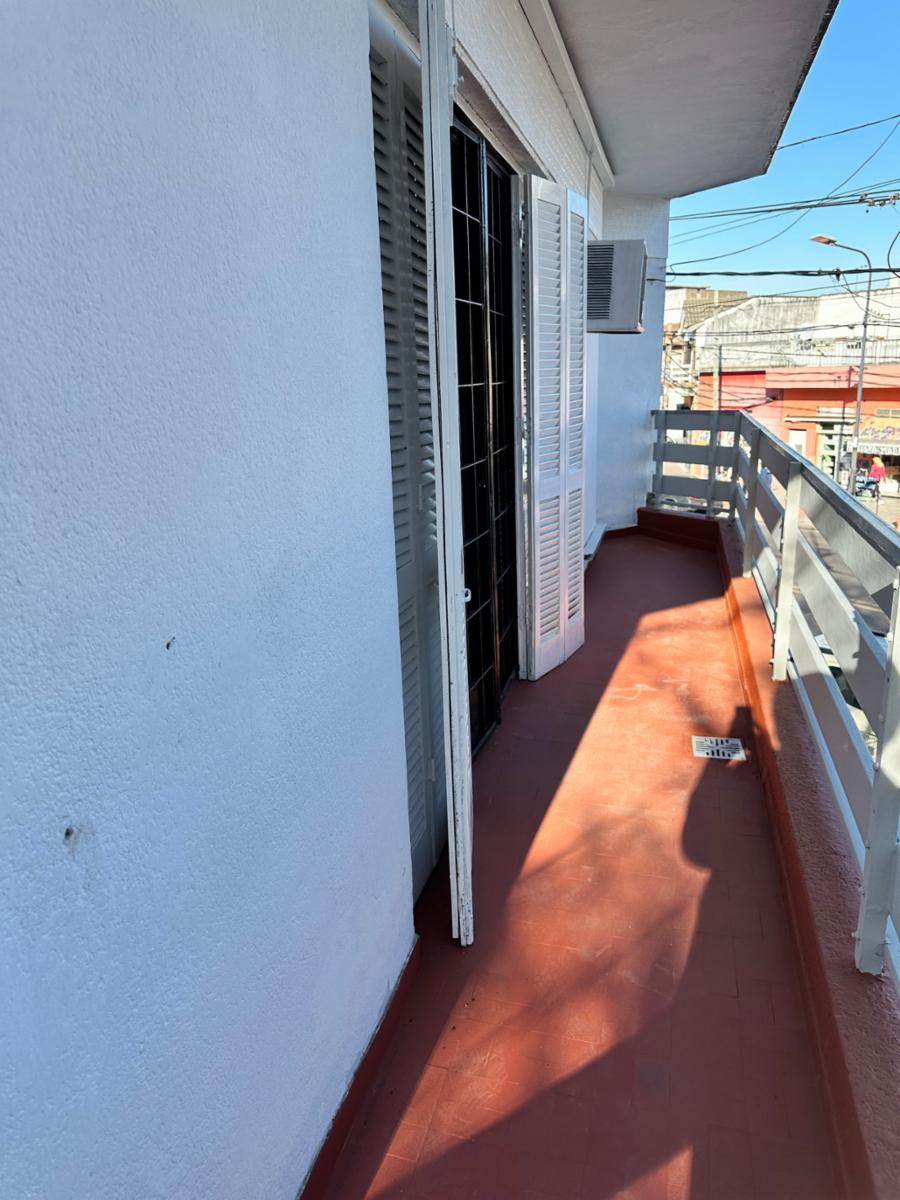 ALQUILER - DEPARTAMENTO 3 AMBIENTES CON BALCON -1 PISO POR ESCALERA - SIN EXPENSAS - SOBRE AVDA. CROVARA - 5