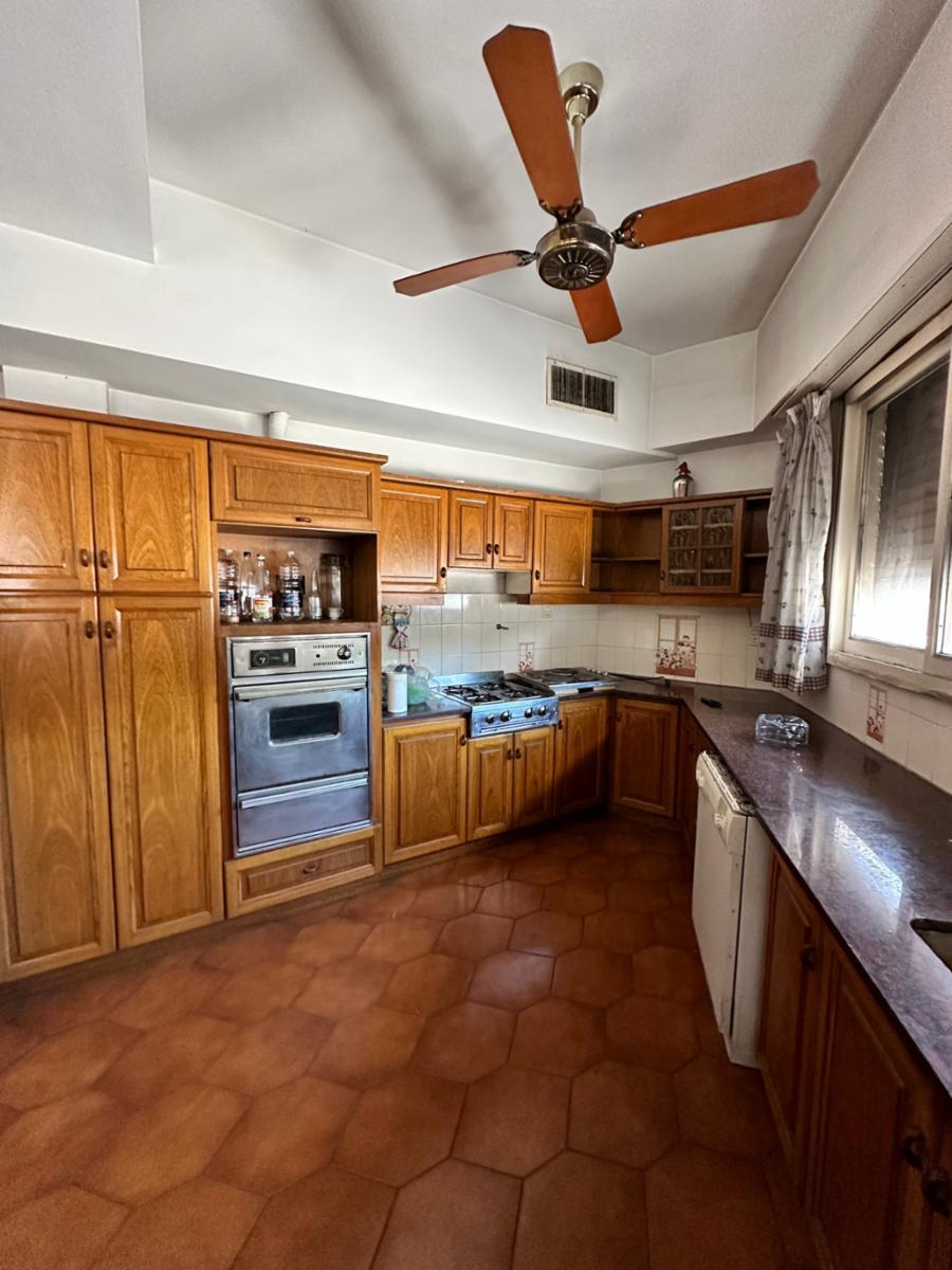VENTA - CON FINANCIACION - CASA DE 3 PLANTAS - EXCELENTE ESQUINA SOBREAVDA. VELEZ SARSFIELD