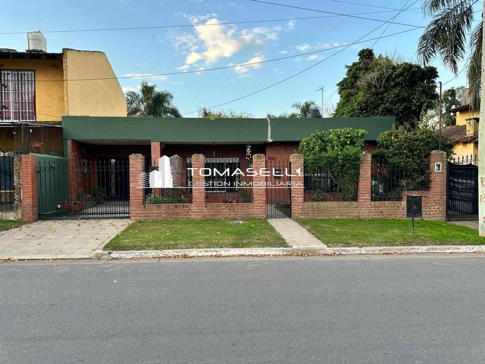 VENTA CASA 3 AMBIENTES - CON COCHERA - CIUDAD EVITA