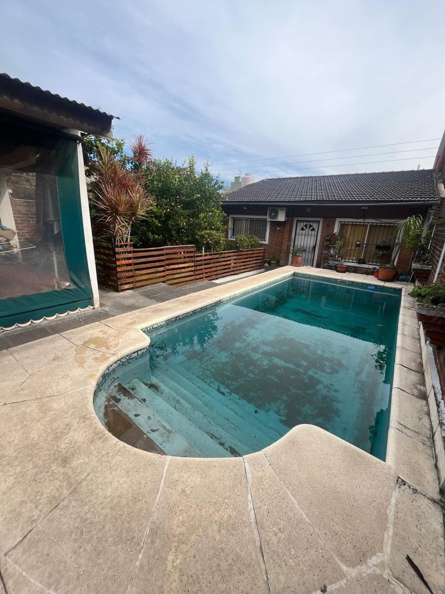 VENTA - EXCELENTE CASA 5 AMBIENTES - CON PISCINA Y QUINCHO - A 700METROS DE CABA