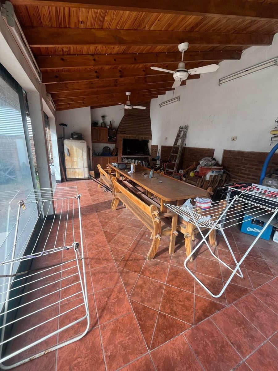 VENTA - EXCELENTE CASA 5 AMBIENTES - CON PISCINA Y QUINCHO - A 700METROS DE CABA — foto 4