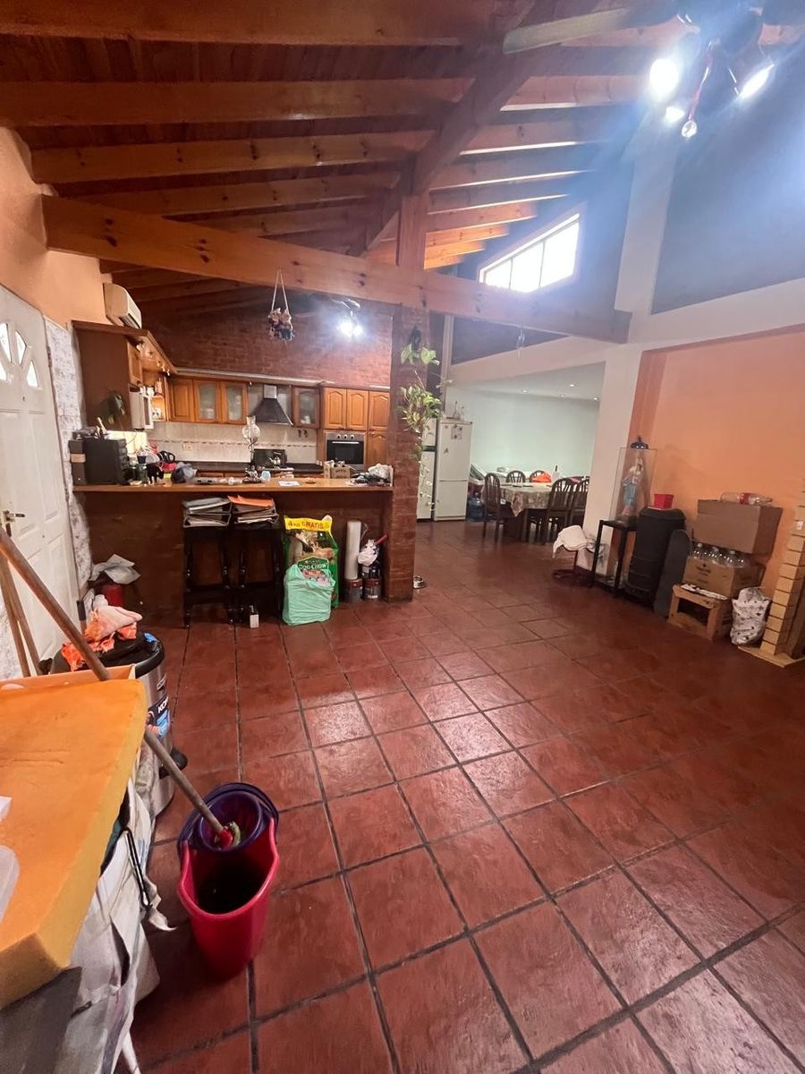 VENTA - EXCELENTE CASA 5 AMBIENTES - CON PISCINA Y QUINCHO - A 700METROS DE CABA — foto 9