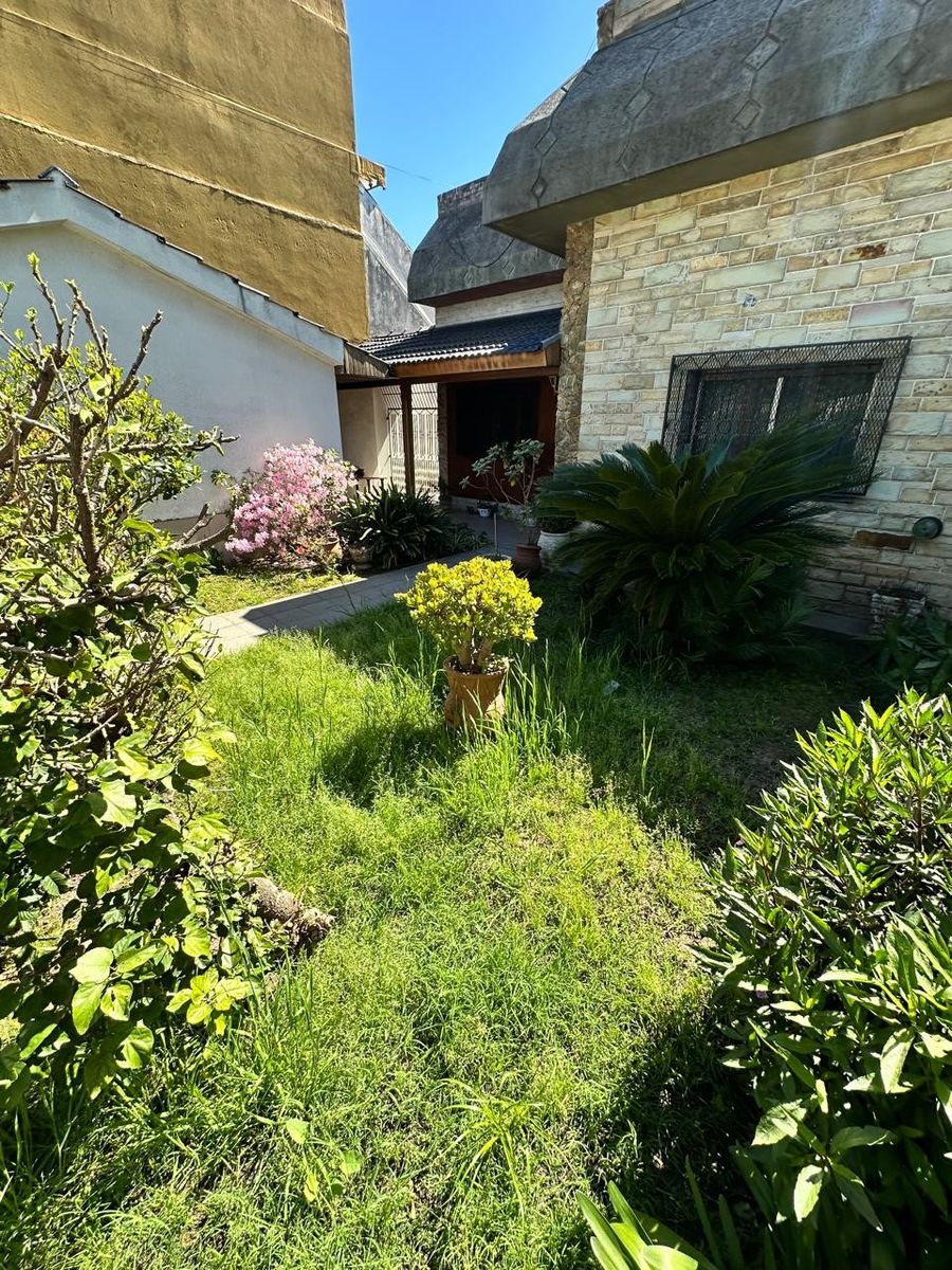 VENTA - CASA 3 AMBIENTES - GALPON y COCHERA - IDEAL PARA VIVIR YTRABAJAR- A METROS DE AVENIDA CROVARA