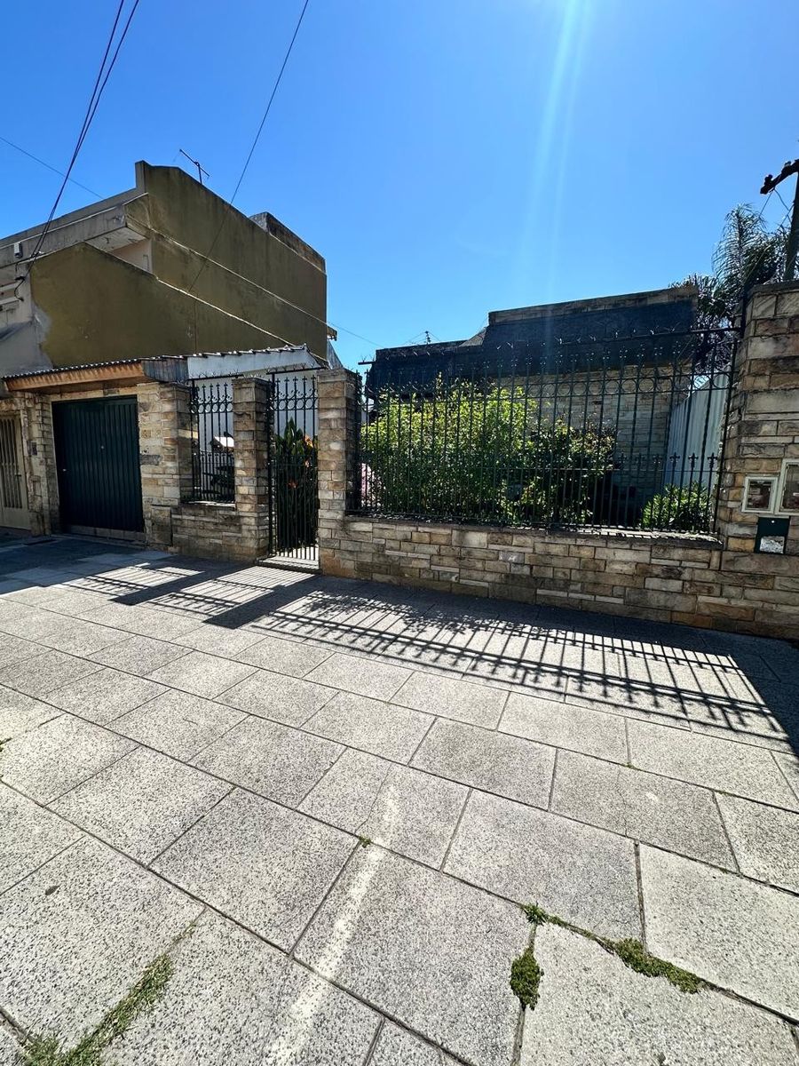 VENTA - CASA 3 AMBIENTES - GALPON y COCHERA - IDEAL PARA VIVIR YTRABAJAR- A METROS DE AVENIDA CROVARA — foto 2