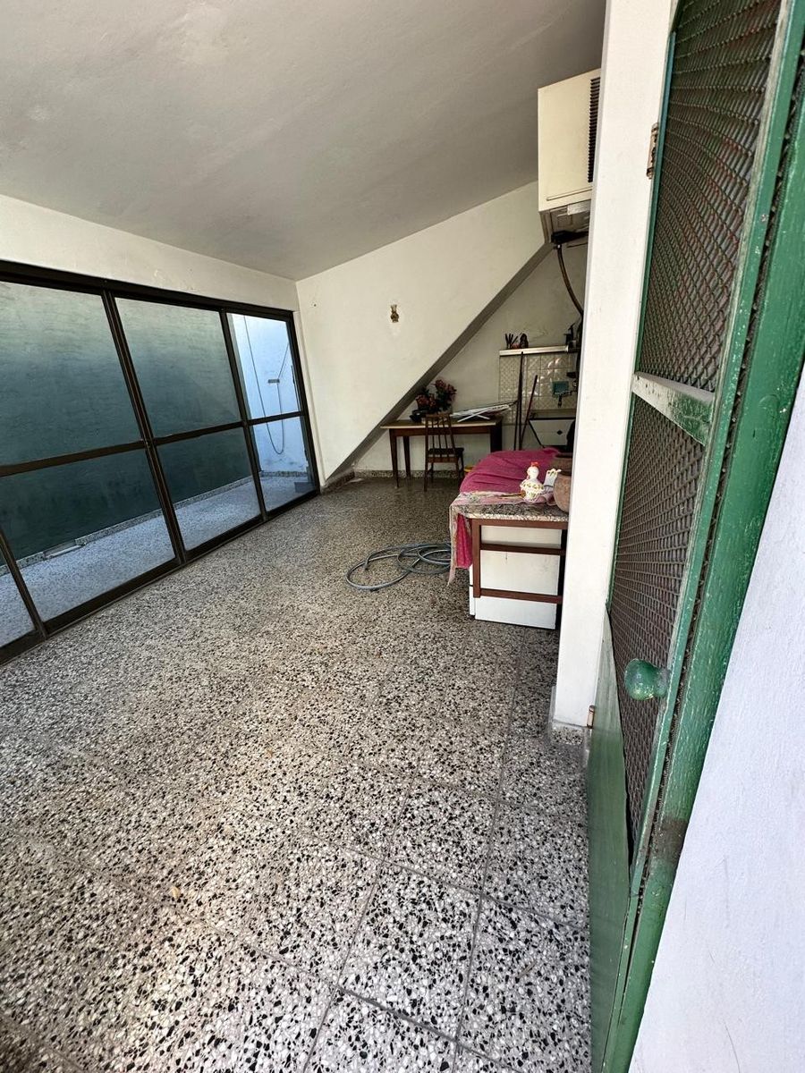 VENTA - CASA 3 AMBIENTES - GALPON y COCHERA - IDEAL PARA VIVIR YTRABAJAR- A METROS DE AVENIDA CROVARA — foto 2