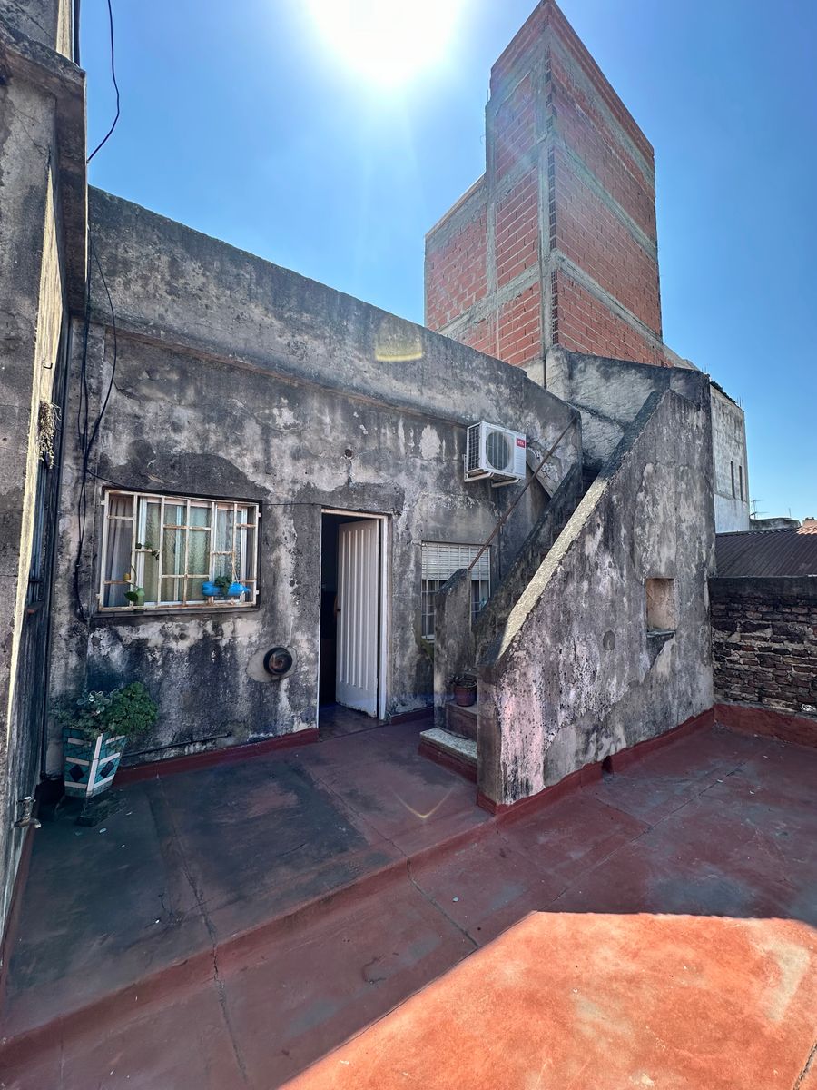 VENTA - CASA MULTIFAMILIAR - TAPIALES - SOBRE AVDA. B. SUR MER - 4