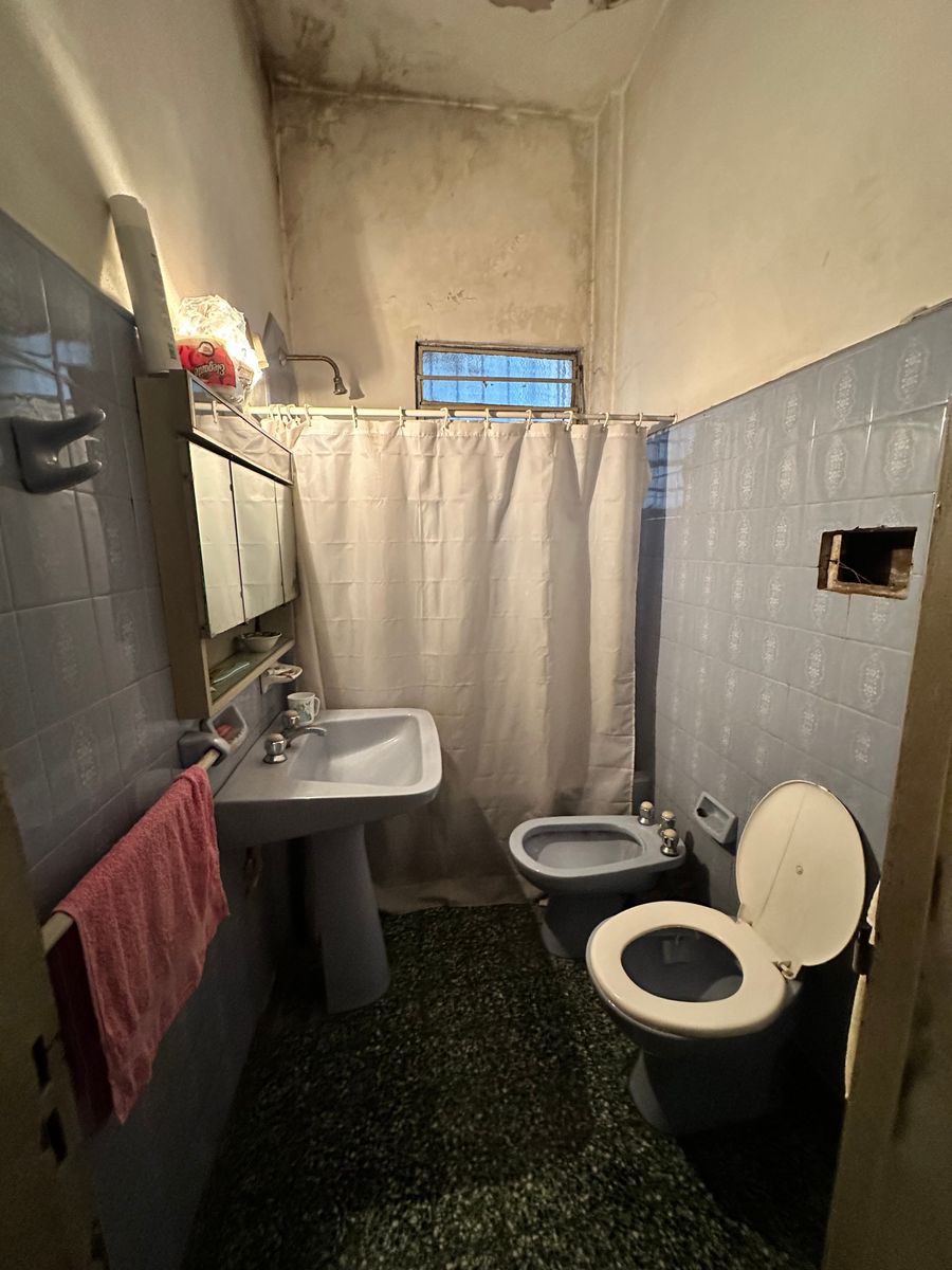 VENTA - CASA MULTIFAMILIAR - TAPIALES - SOBRE AVDA. B. SUR MER - 5